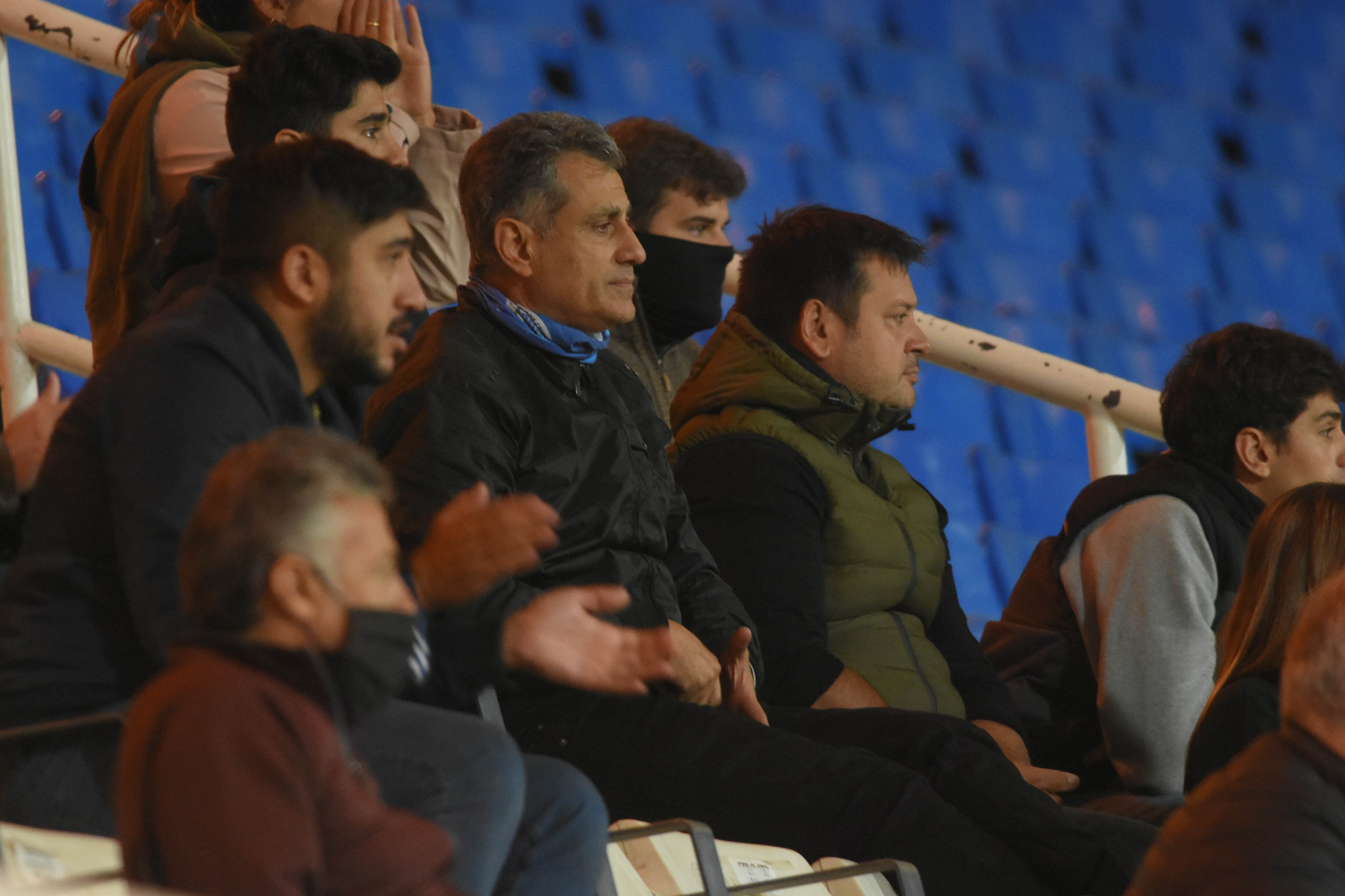 José Mansur presidente de Godoy Cruz Antonio Tomba (de campera negra y tapabocas celeste) en un partido del Tomba en el Malvinas Argentinas.