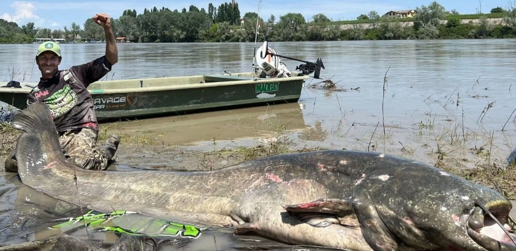 El hombre devolvió el pez al agua para que no sufriera estrés. Foto: Instagram / @madcat_fishing