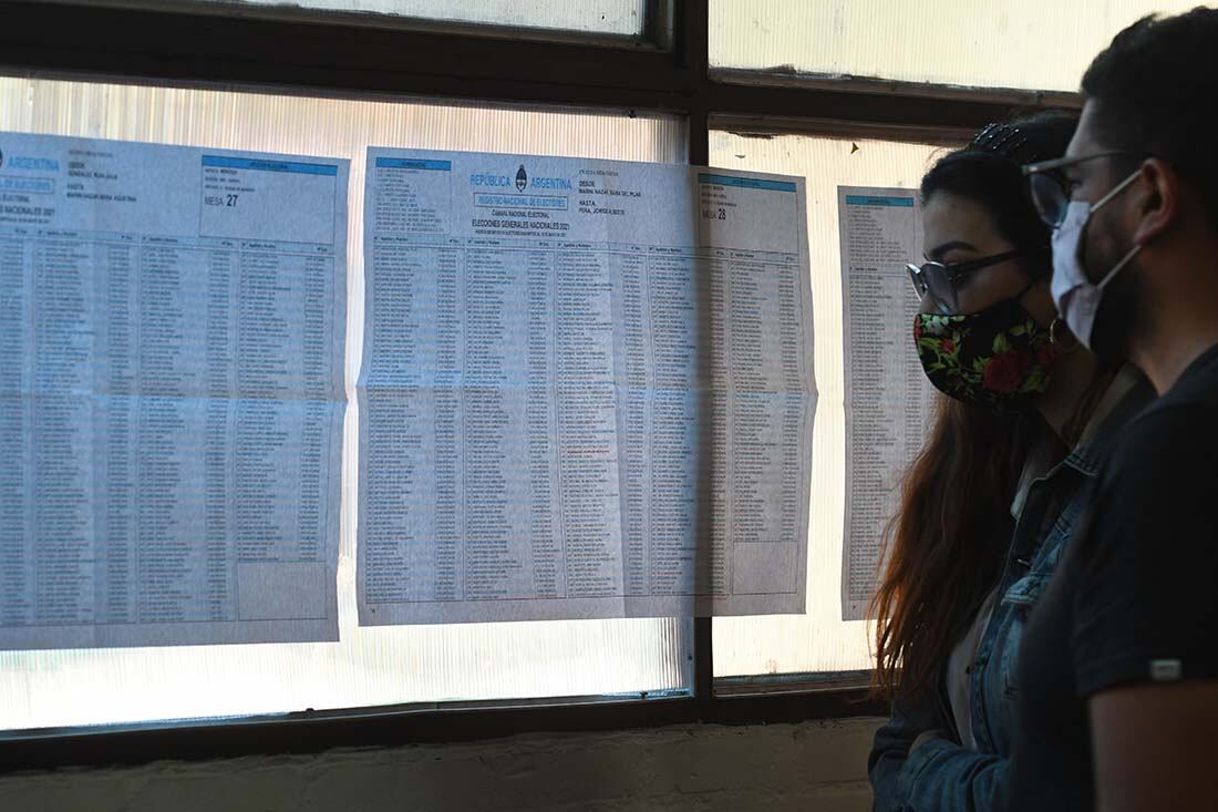 Los electores consultan los padrones en la Escuela  Patricias Mendocinas de Ciudad.
Foto: José Gutierrez