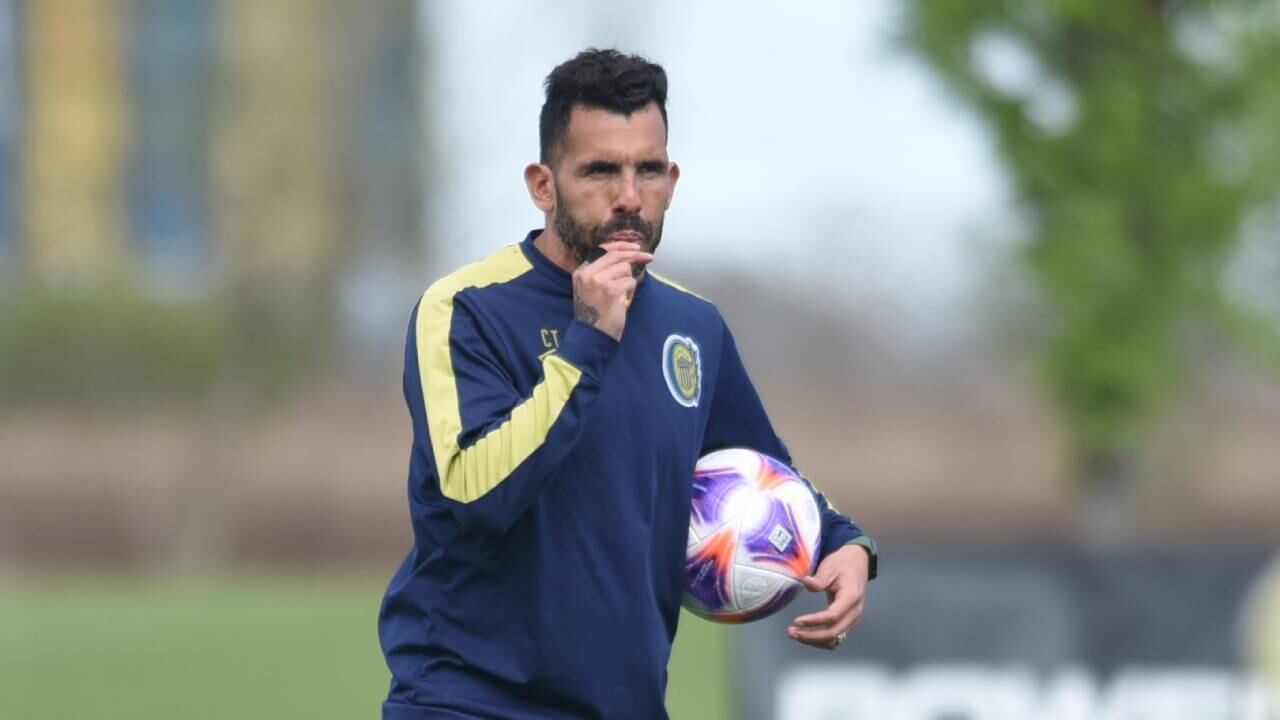 Carlos Tevez debutó como entrenador en junio de 2022. Su única experiencia como DT. / archivo 