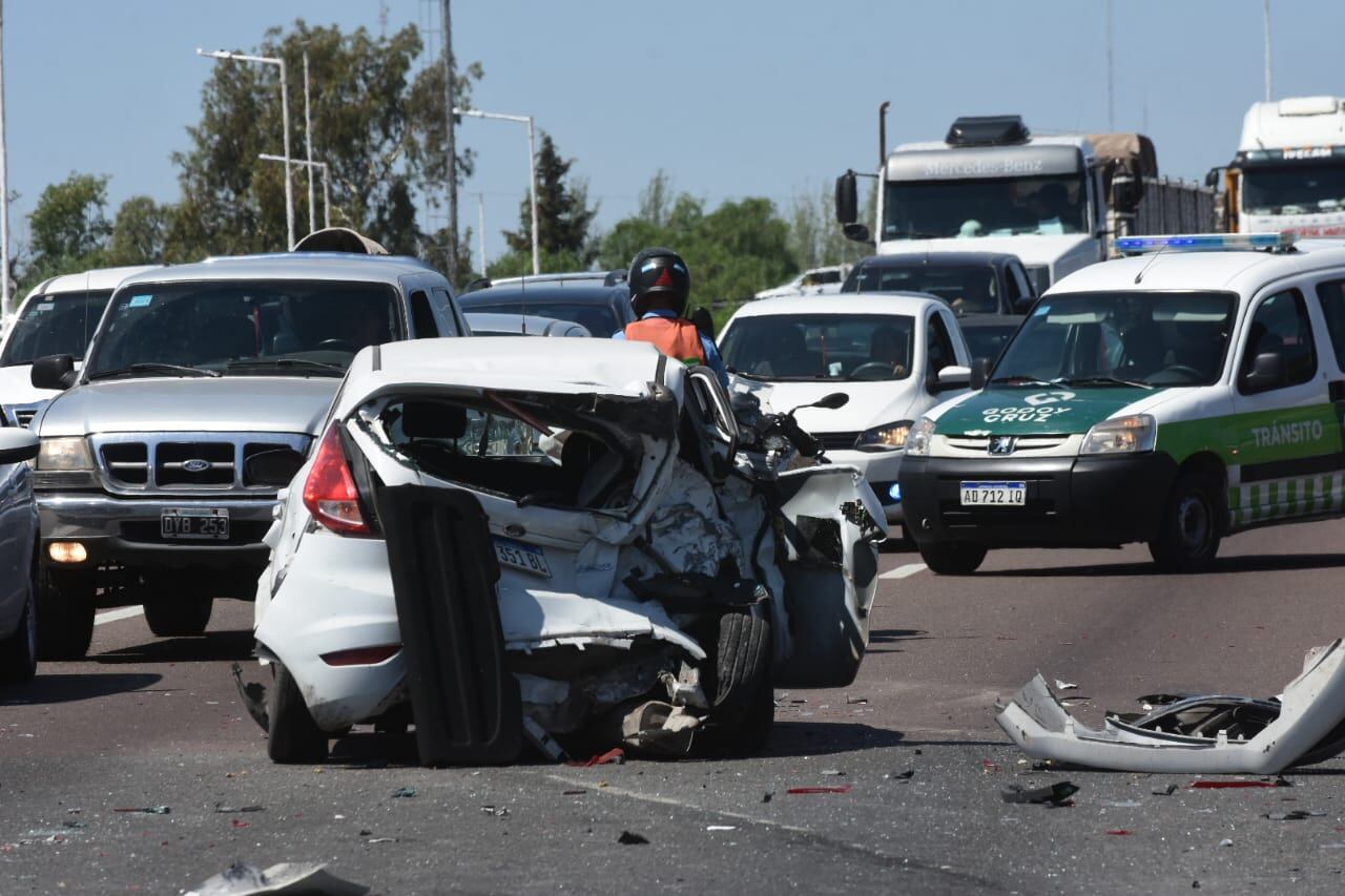 Choque múltiple en el Acceso Sur (Foto: Mariana Villa / Los Andes)