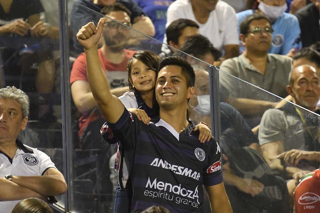 Los hinchas felices al volver al estadio y alentar a su equipo favorito.
Foto José Gutierrez