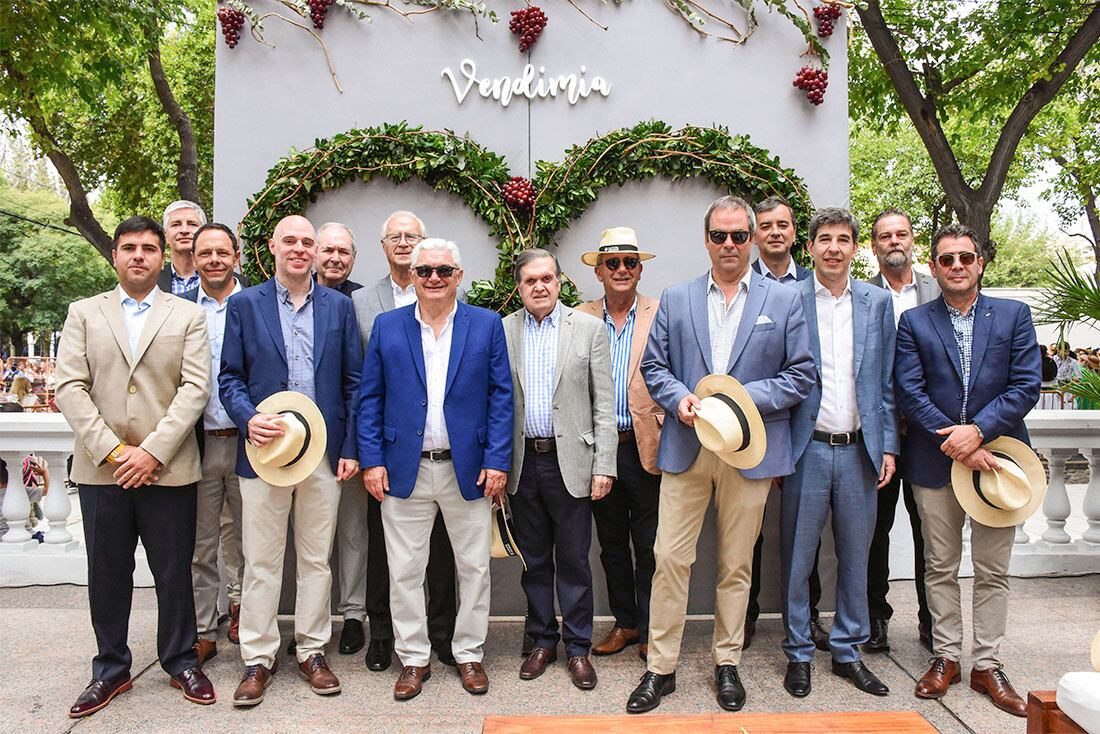 Alfredo Panella (3ero izq. a der.), presidente de Sancor Seguros, y Alejandro Simón (2do der. a iqz. ), CEO de la compañía, con miembros del Consejo de Administración y funcionarios del Grupo Sancor en las Terrazas del Hyatt. Foto: Mariana Villa / Los Andes