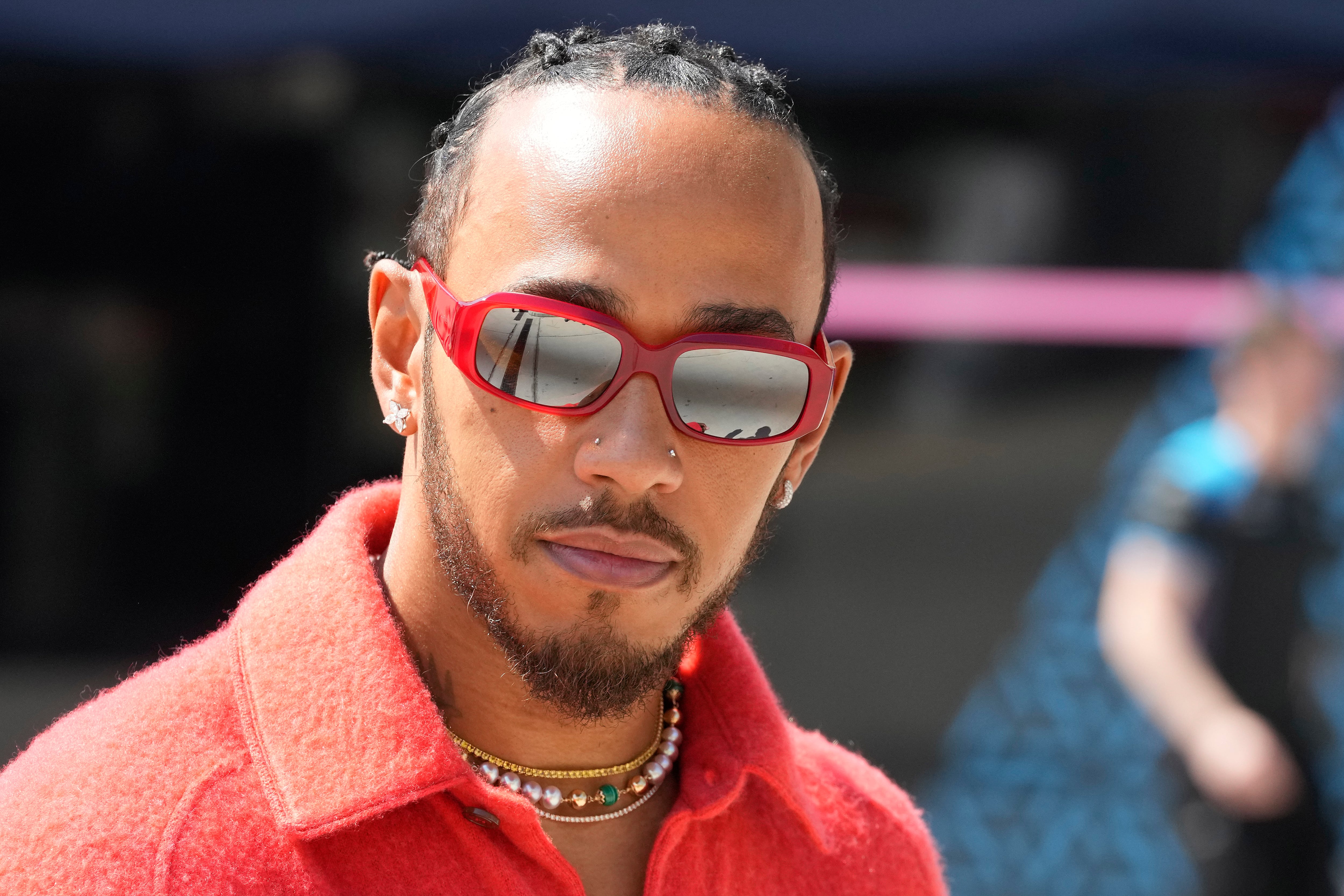 ARCHIVO - El piloto de Mercedes Lewis Hamilton llega al circuito de Bahréin en Sakhir, Bahréin, el jueves 2 de marzo de 2023. (AP Foto/Frank Augstein)