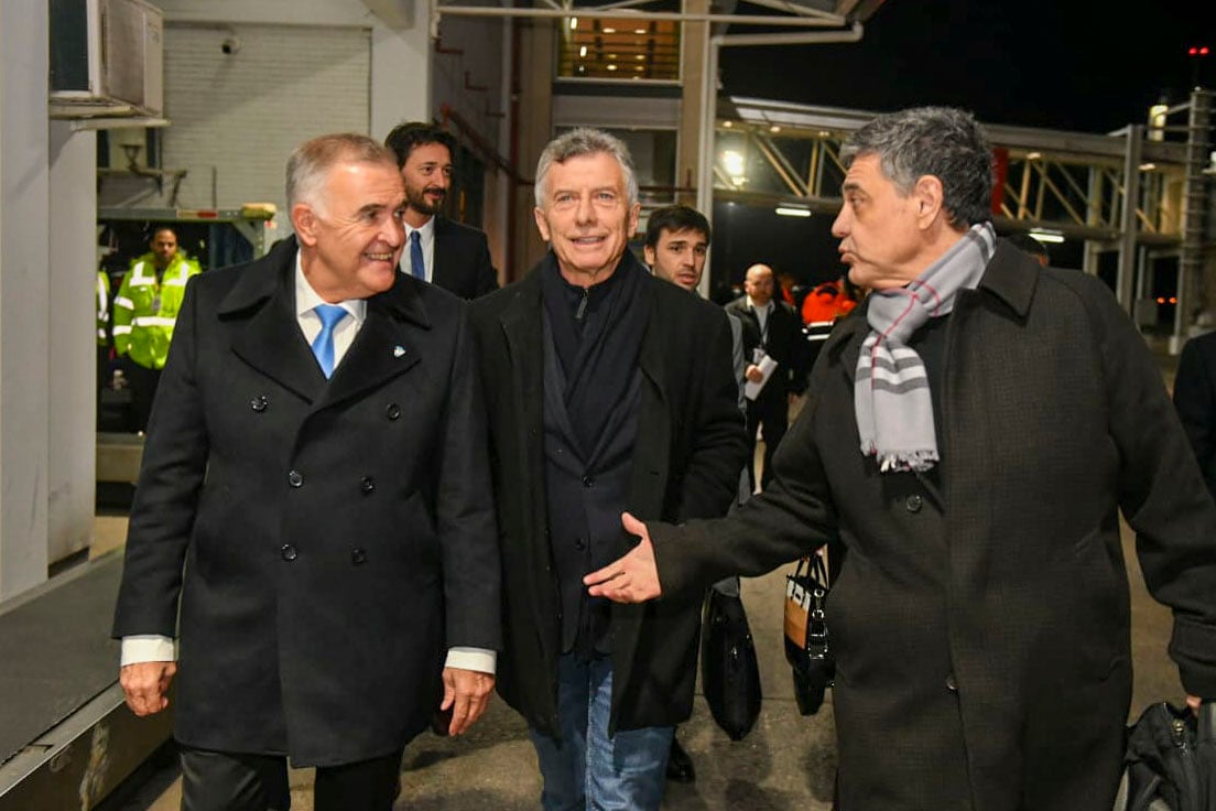 El gobernador, Osvaldo Jaldo, recibió esta 
noche en el aeropuerto Benjamín Matienzo, al ex presidente Mauricio Macri, quien llegó a la provincia aceptando la invitación del presidente, 
Javier Milei, de firmar el llamado Pacto de Mayo. Foto: NA: Gobierno de Tucumán