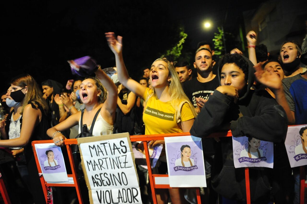 Dos sujetos provocaron a los manifestantes y se produjeron hechos de violencia durante la marchan por el femicidio de Úrsula Bahillo. Gentileza Clarín