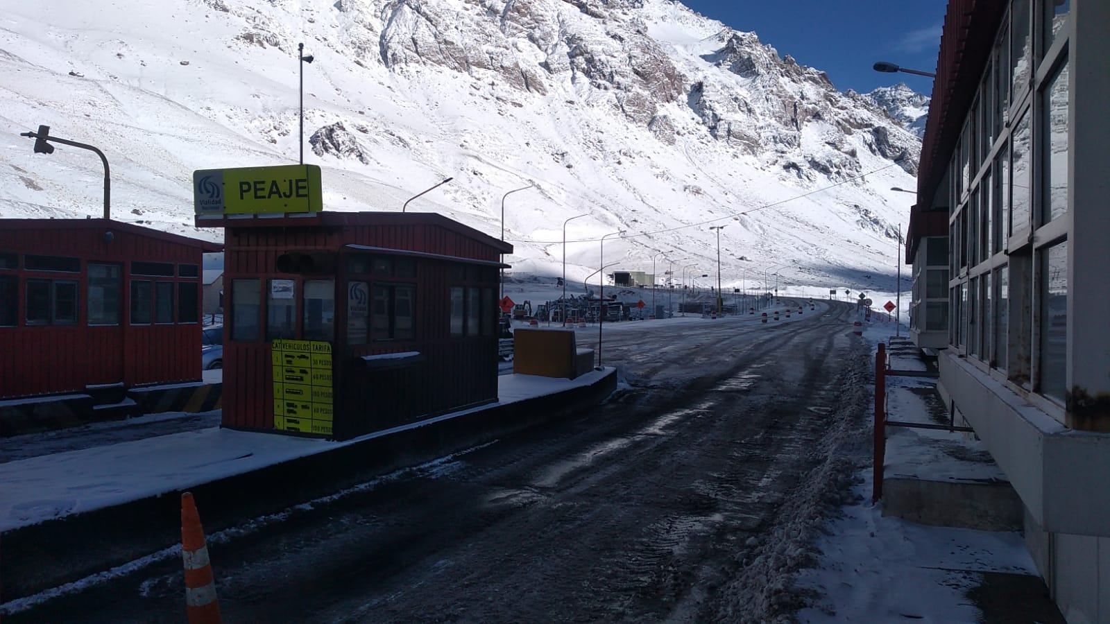 Impactantes postales de la montaña mendocina nevada y con 10 grados bajo cero. Foto: Gendarmería Nacional.