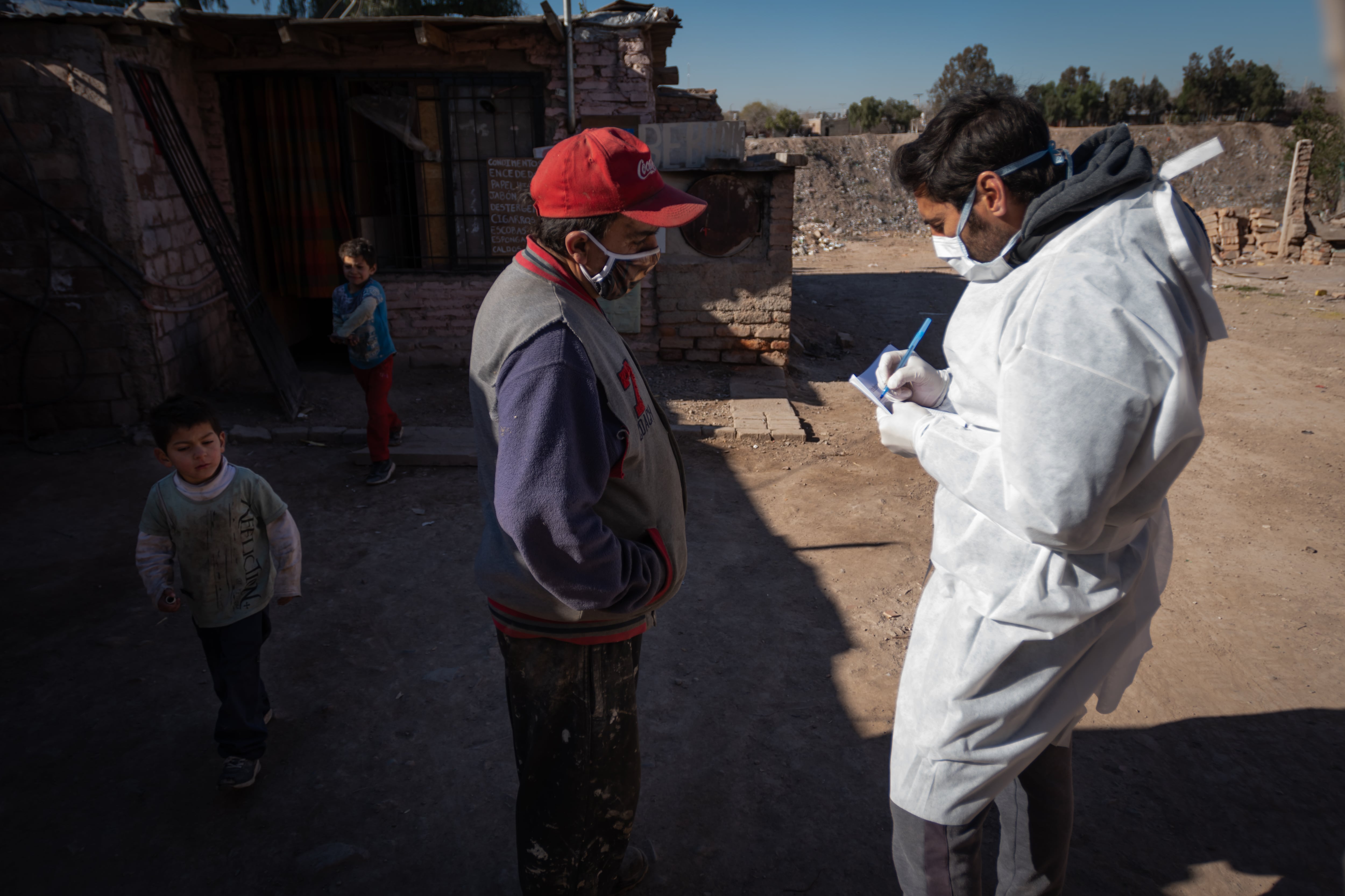 Por el aumento de casos positivos, son cada vez más intensos los operativos sanitarios en los barrios del Gran Mendoza.