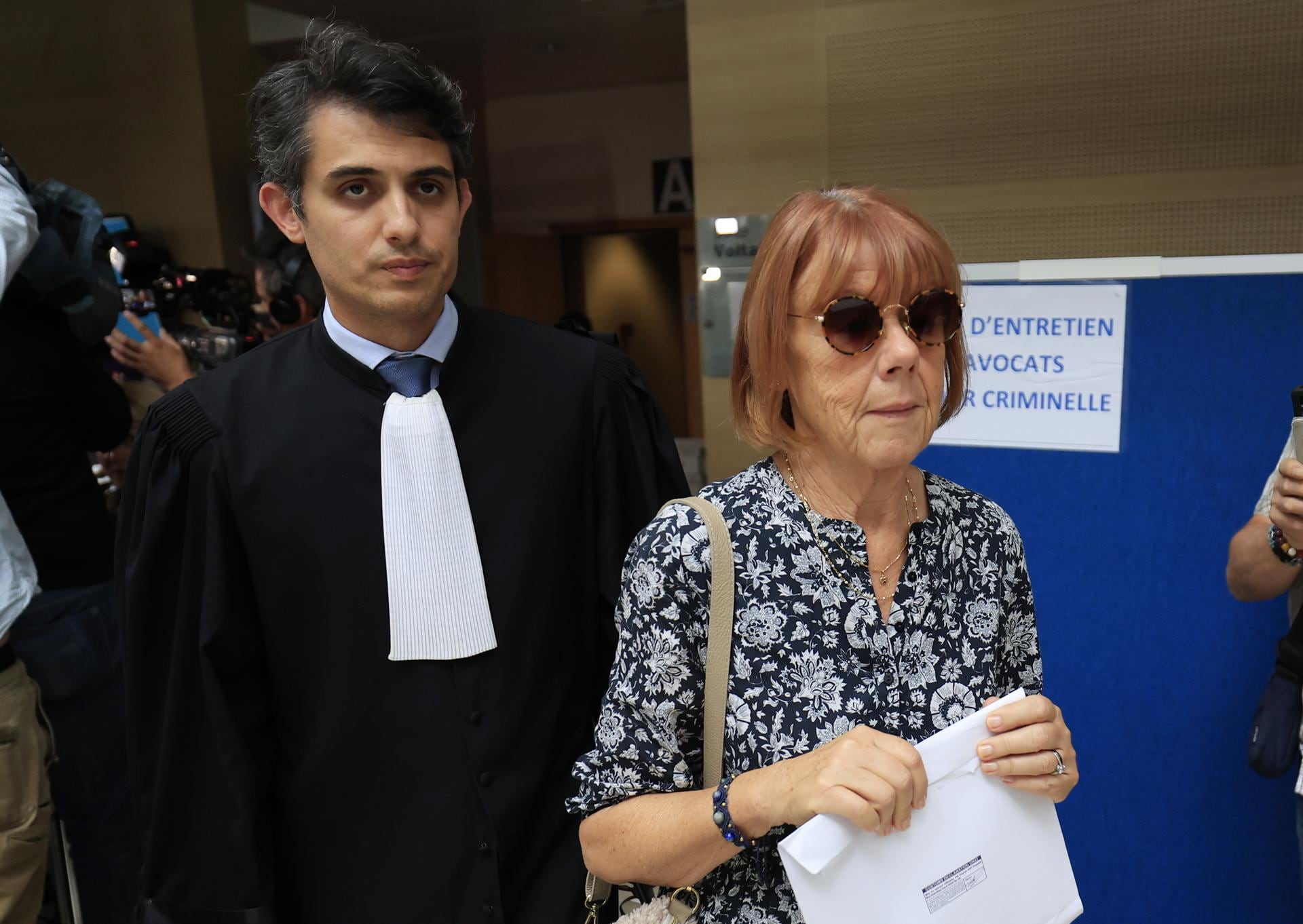 Avignon (France), 17/09/2024.- Gisele Pelicot (C), escorted by her lawyer Stephane Babonneau (L) exits under public aplause at the criminal court in Avignon, southern France, 17 September 2024, where her ex-husband stands trial. Dominique Pelicot is accused of drugging and raping his then-wife Gisele Pelicot while she was unconscious. He is also charged with offering her to dozens of men at their home in Mazan, France between 2011 and 2020. Fifty other men are facing trial for their alleged involvement. Pelicot could face a maximum sentence of 20 years in prison if convicted. The trial resumed on 17 September after a delay due to Dominique Pelicot's health concerns. (Francia) EFE/EPA/GUILLAUME HORCAJUELO
