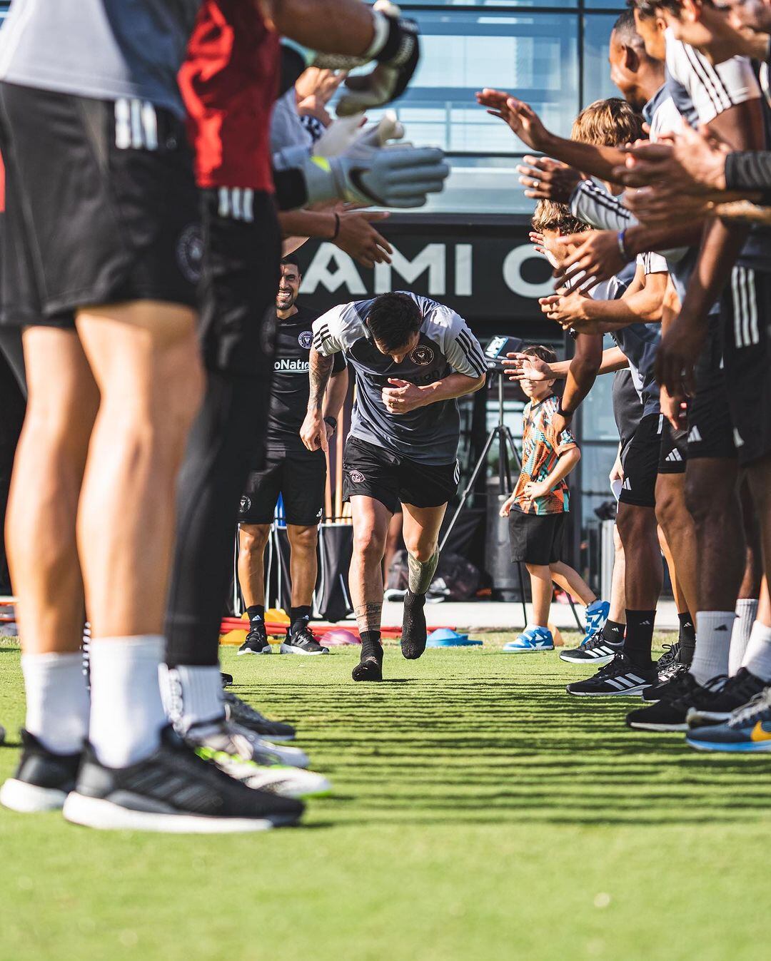 Messi pasó por el famoso túnel y fue recibido por sus nuevos compañeros. / Prensa Inter Miami 