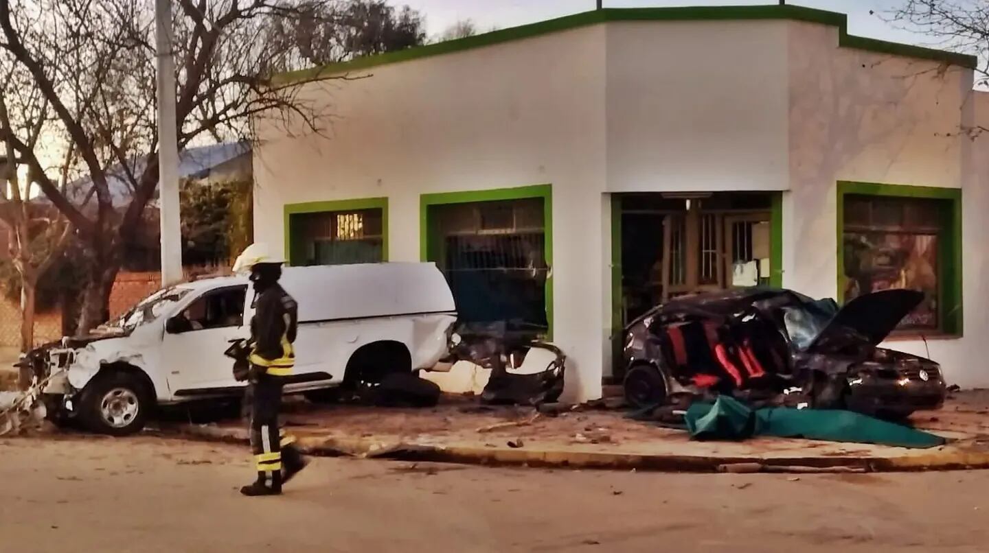 El accidente provocó que ambos vehículos terminaran sobre la vereda de un comercio. Gentileza: TN.