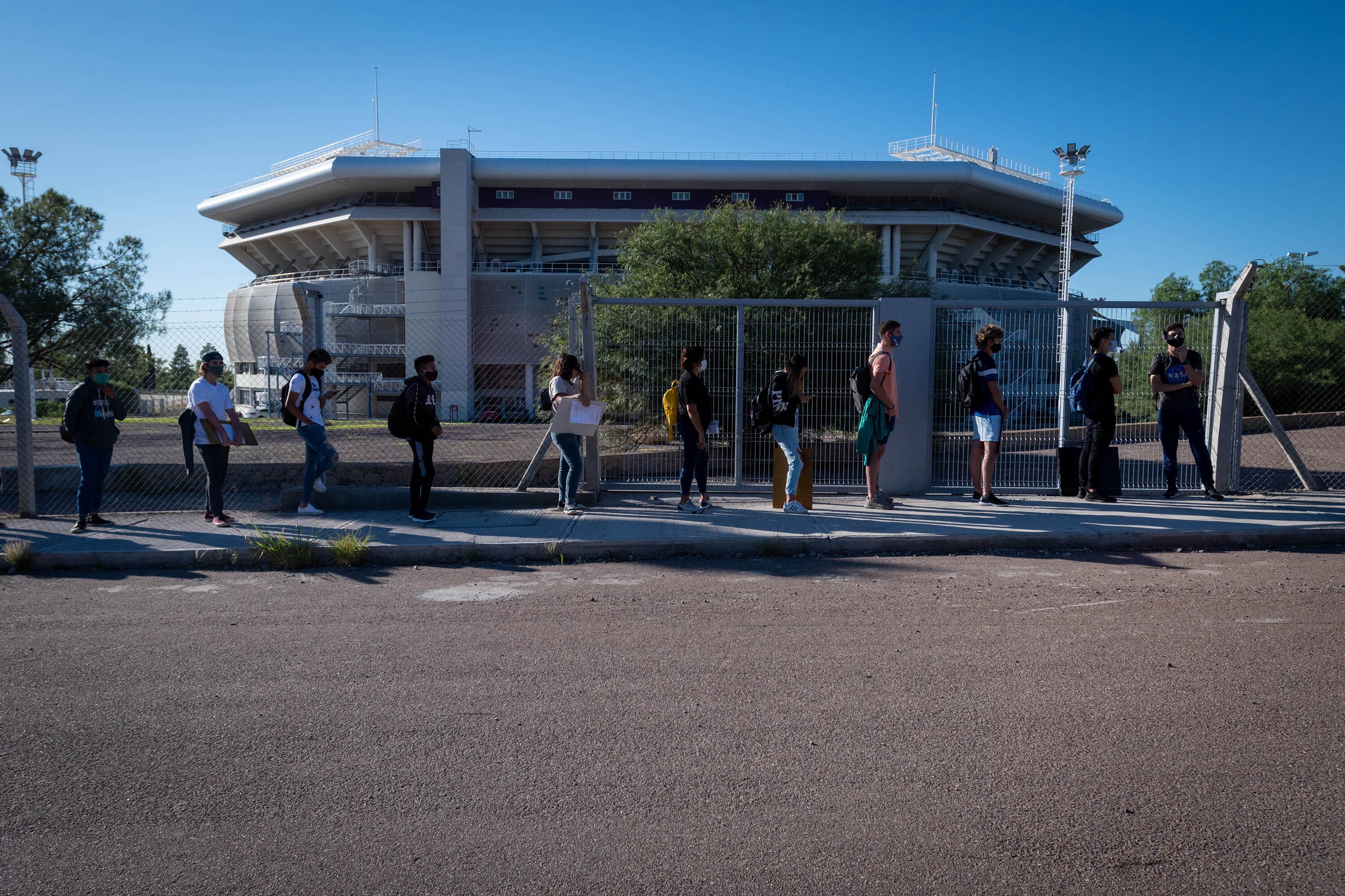 Aspirantes a las carreras de Ingeniería de la UNCuyo rindieron el examen de ingreso en el Estadio Aconcagua Arena.