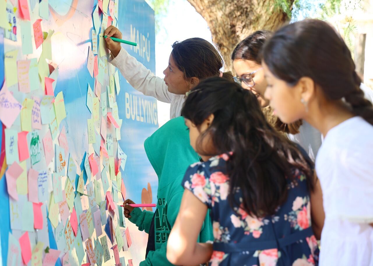 Stevanato presentó “Libreta de Valores” en las escuelas de verano del departamento. Foto: Prensa Maipú