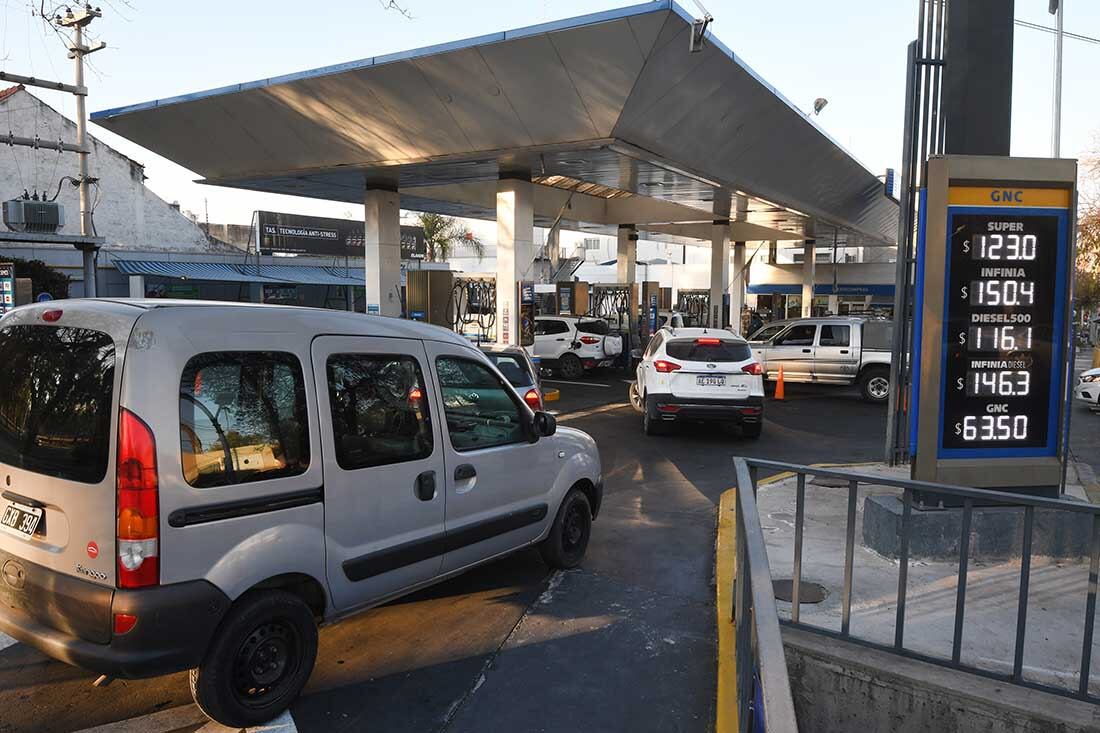 Largas filas para cargar el combustible diésel se ven desde principio de mes. Foto: José Gutiérrez / Los Andes 