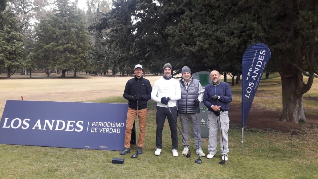 Disfrutando del Club Golf Andino, este grupo de golfistas sonrió para la cámara de Los Andes 