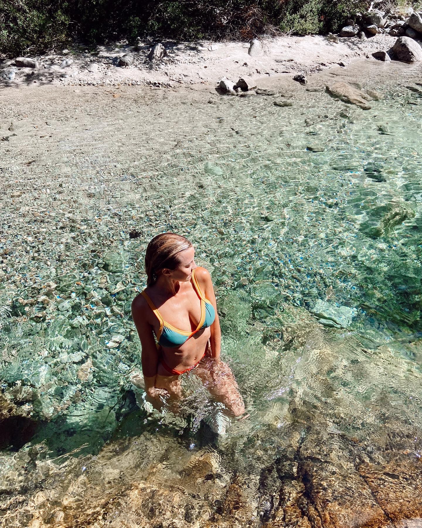 Chantal Roitman enamora en bikini y con los lagos del sur de fondo