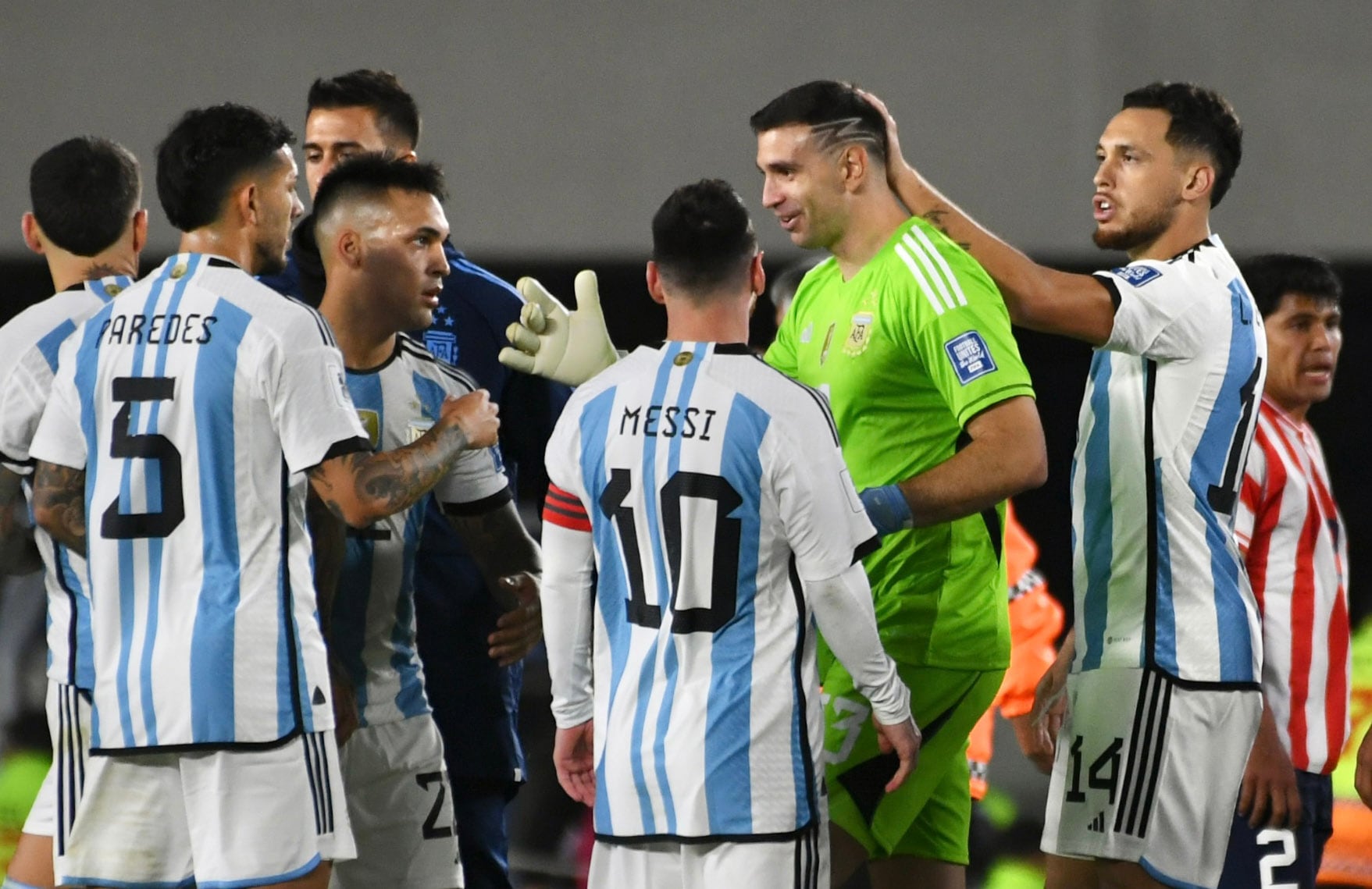 Todos felicitan a Dibu Martínez por romper un récord. (Fotobaires).