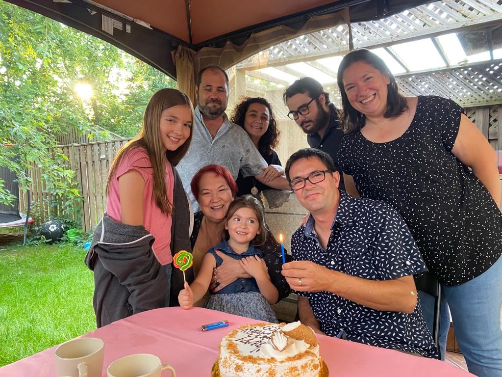 Mercedes Fernández, en una foto de hace unos meses (en 2024), compartiendo un festejo con la parte de la familia que tiene en Canadá.