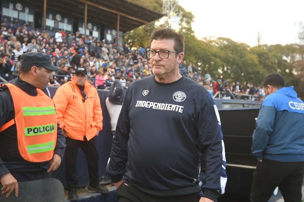 Alfredo Berti, DT de Independiente Rivadavia, sabe que su equipo está muy cerca de hacer historia. Foto: José Gutiérrez / Los Andes 