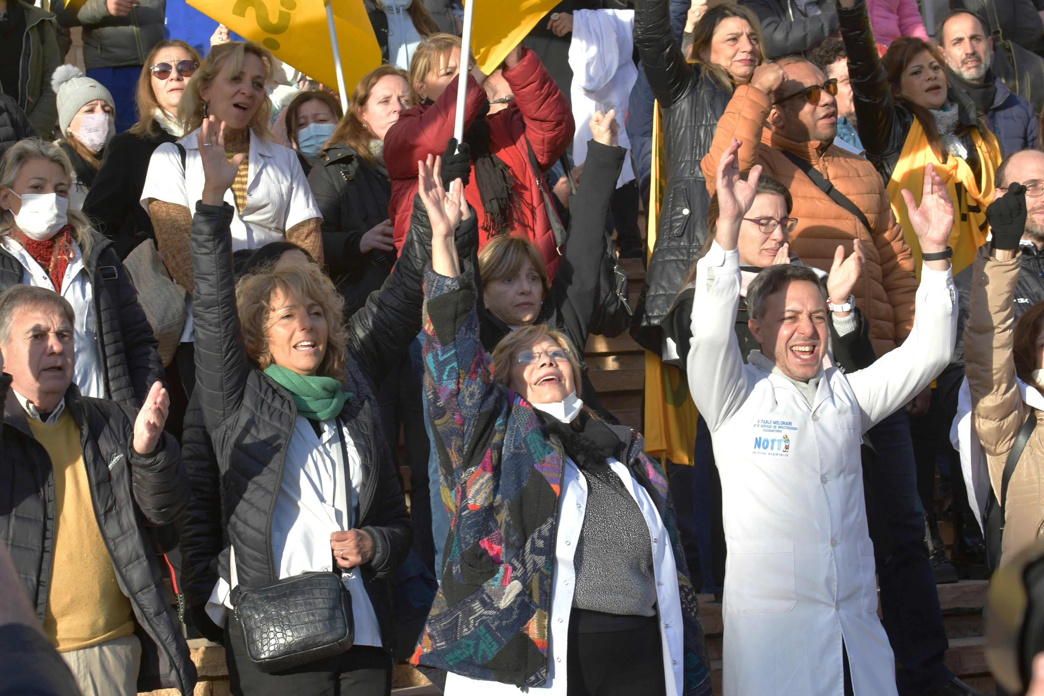 21 Junio 2022 - Política -  Mendoza
Paro de la Salud
Asociación Mendocina de Profesionales de la Salud (Ampros) transita una jornada en la cual llamó a realizar un paro sin asistencia a los lugares de trabajo y una concentración en la explanada de la Casa de Gobierno a partir de las 9.
Foto: Orlando Pelichotti / Los Andes