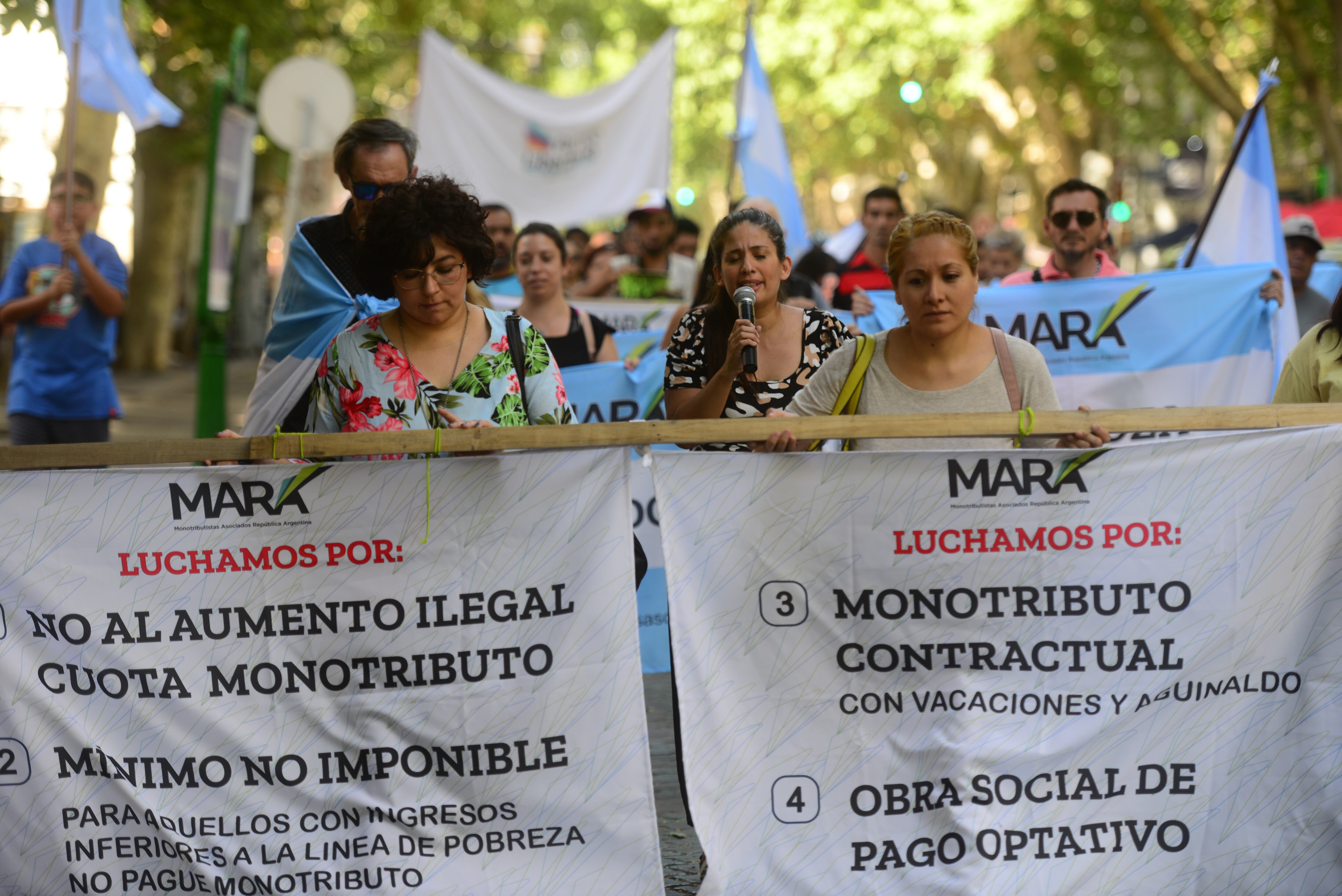 Los monotributistas marcharón por las calles del centro contra un impuesto “ilegal” de AFIP 
Foto: Claudio Gutierrez