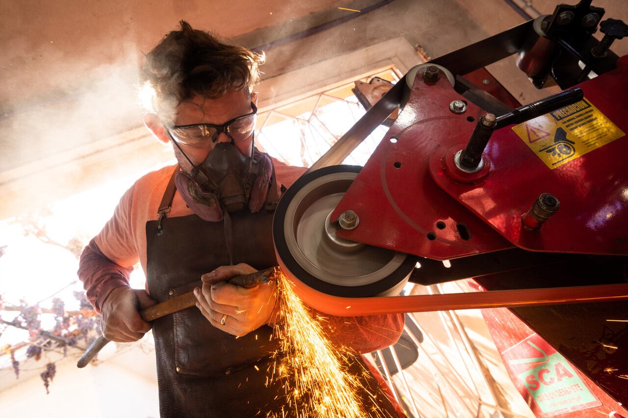 El herrero y artesano Agustín Peppi se especializa en la creación de cuchillos artesanales. Foto: Ignacio Blanco / Los Andes  