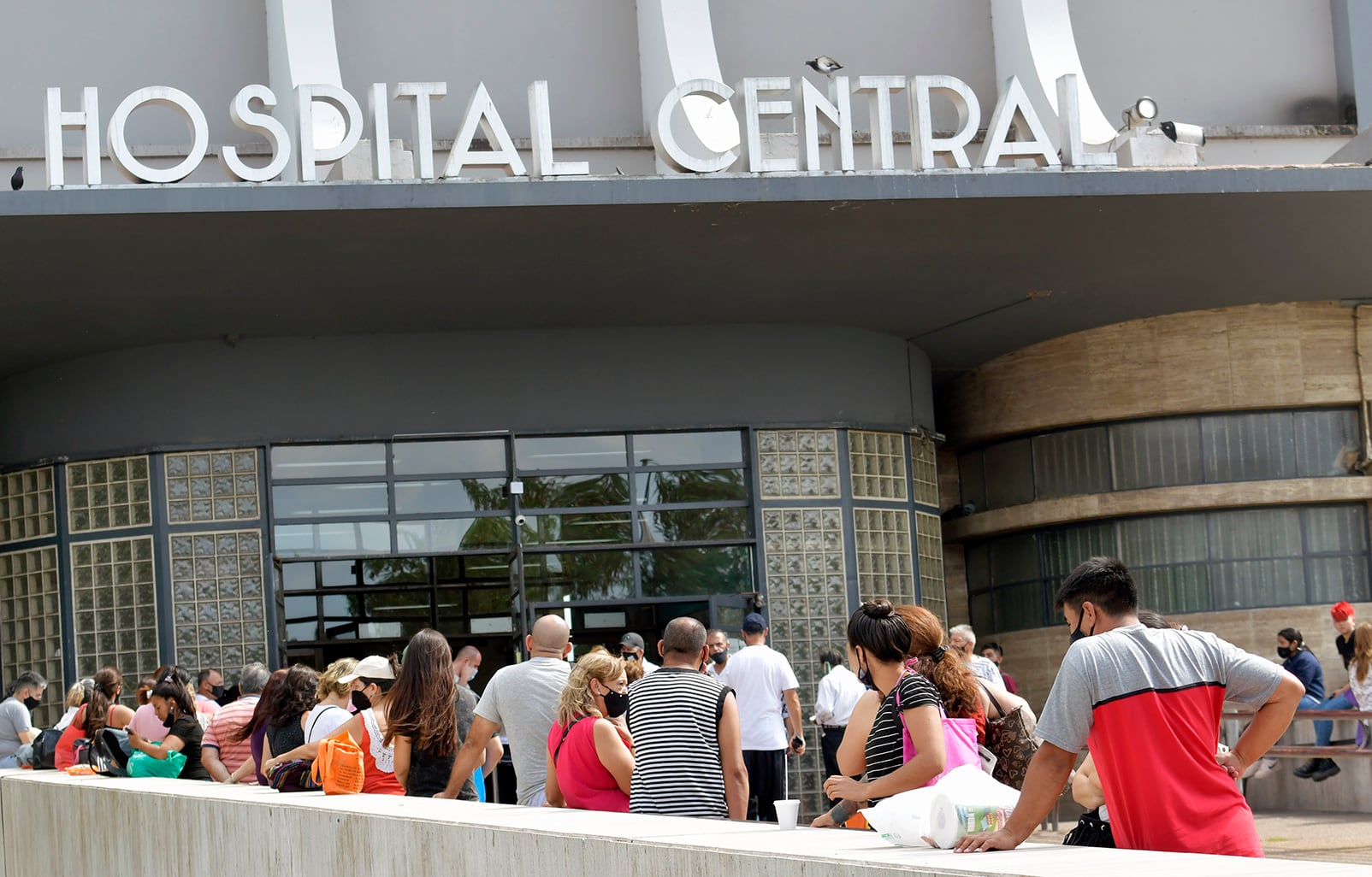 La víctima permanece internada en estado crítico en el Hospital Central luego de ser baleado cuando le robaron la camioneta en Guaymallén. Foto: Orlando Pelichotti / Los Andes.