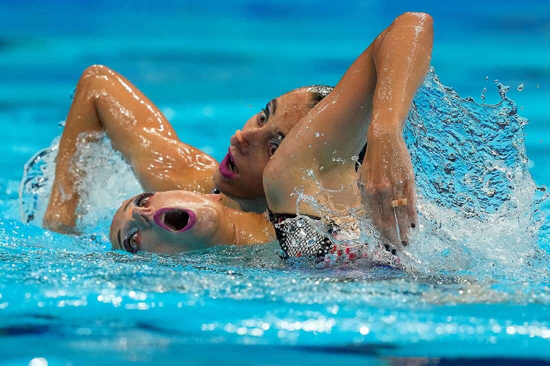 Anna-Maria Alexandri y Eirini Alexandri de Austria compiten en el Preliminar de rutina libre a dúo en el Centro Acuático de Tokio