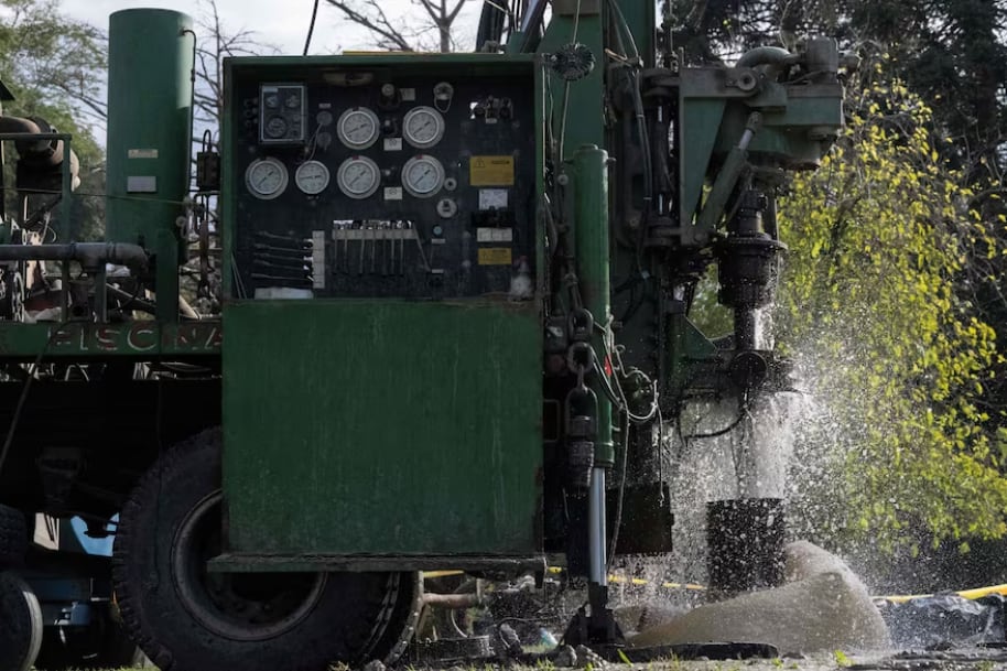 Perforaciones para encontrar agua, en un parque del centro de Montevideo. Foto: La Nación