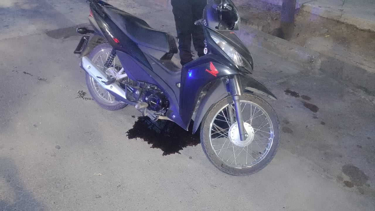 La moto en la que circulaba el joven de 27 años. Foto: fuentes policiales.