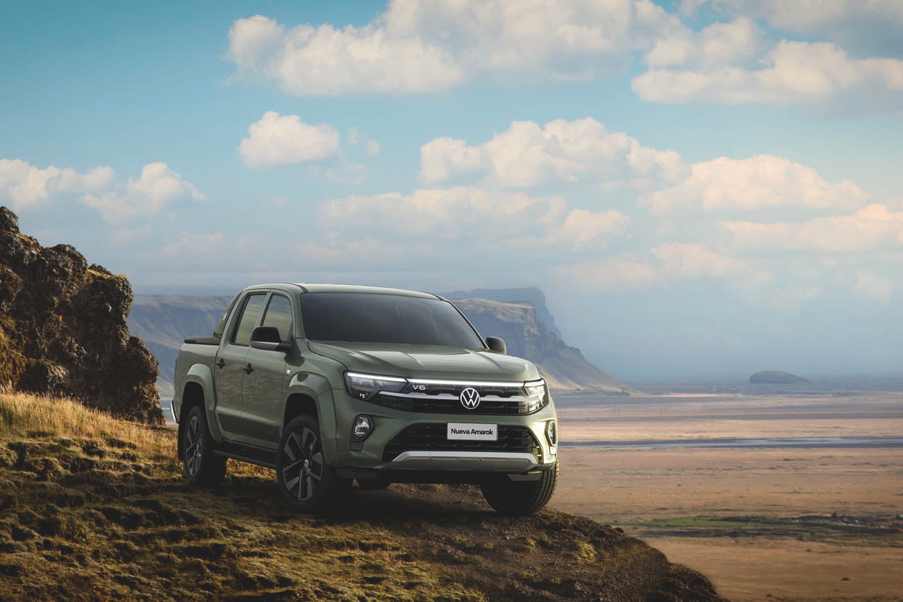 La Amarok se distingue fácilmente gracias a un frontal totalmente nuevo y a la barra LED que une los dos faros.