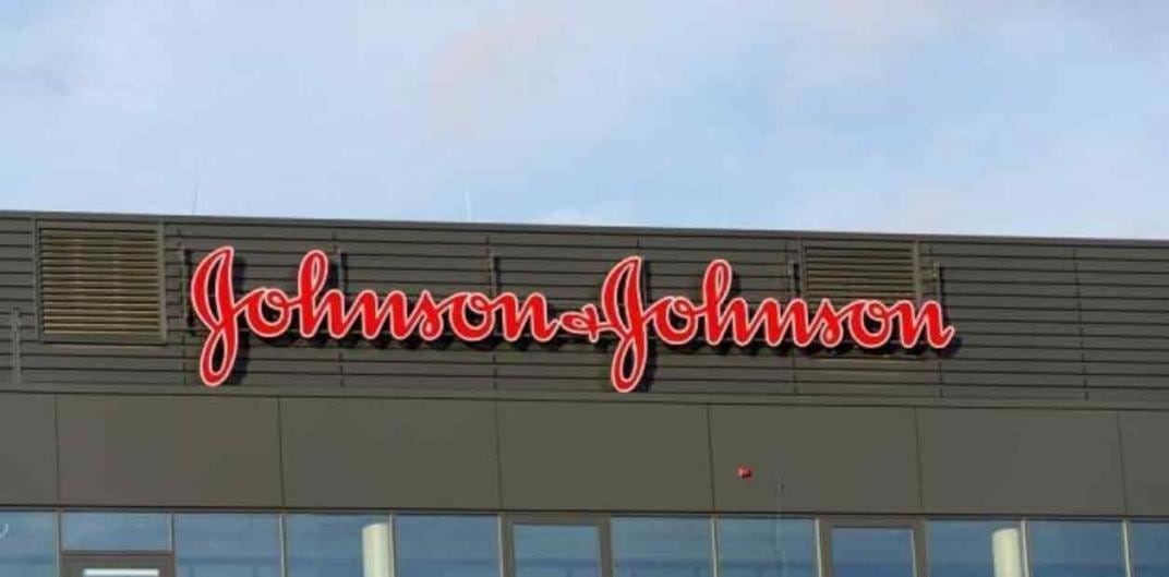 Johnson & Johnson inició los trámites dos días después de Pfizer (ya aprobada), pero cinco meses después no hay novedades (Clarín)