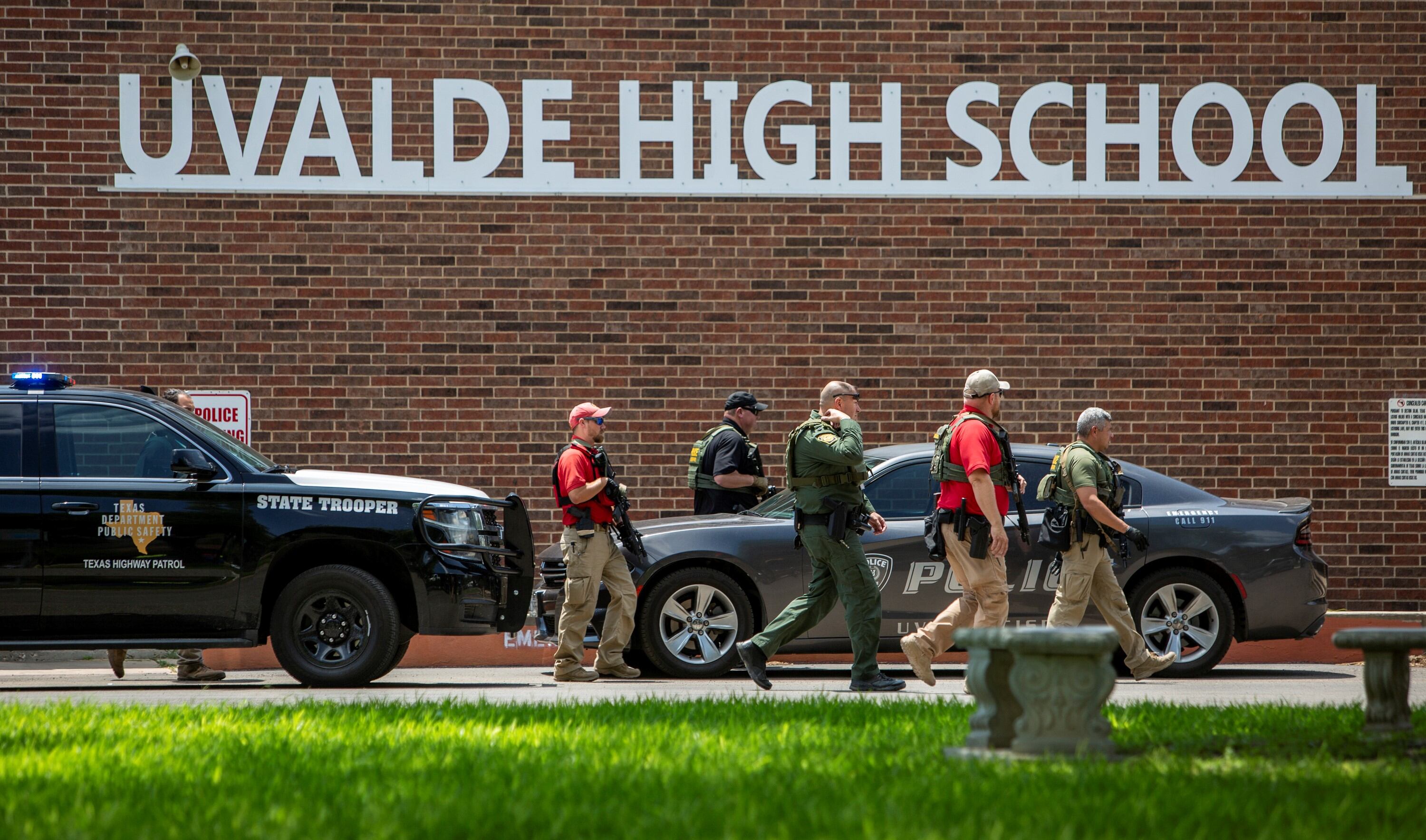 El personal policial camina afuera de la Escuela Secundaria Uvalde después de que se reportó un tiroteo más temprano en el día en la Escuela Primaria Robb