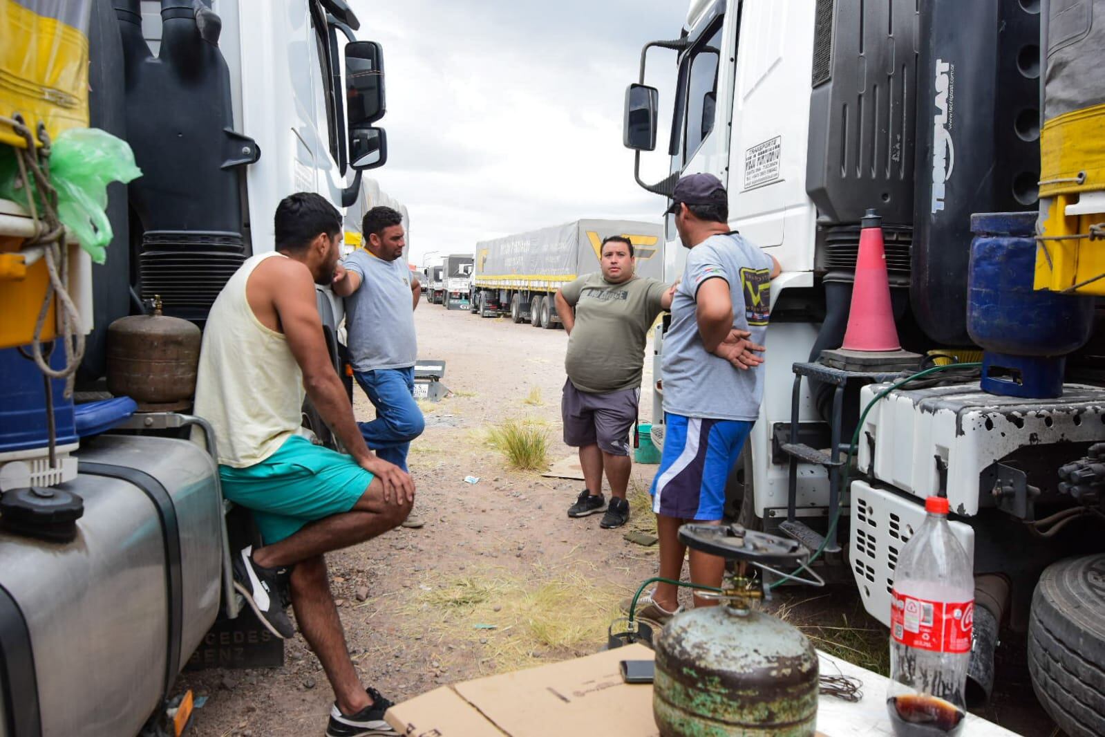 Camioneros varados en el playón de Luján.  Foto: Mariana Villa / Los Andes