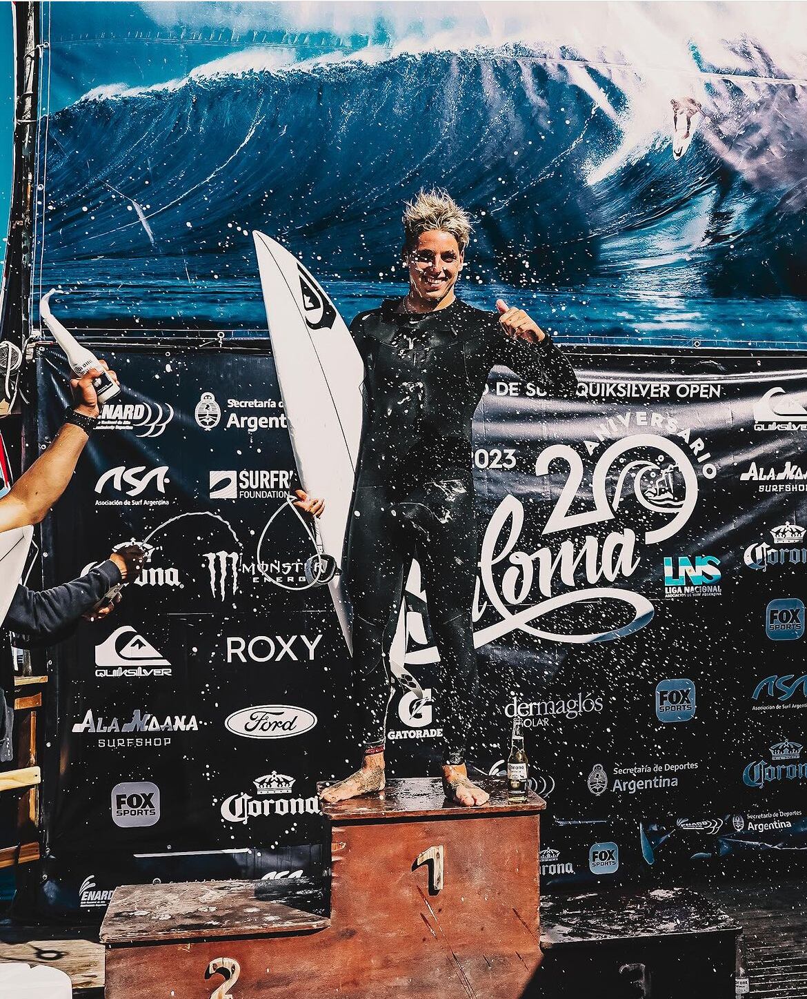 Franco festeja en el podio tras lograr los puntos necesarios en el Quiksilver La Paloma. / Gentileza: Jony Paz.