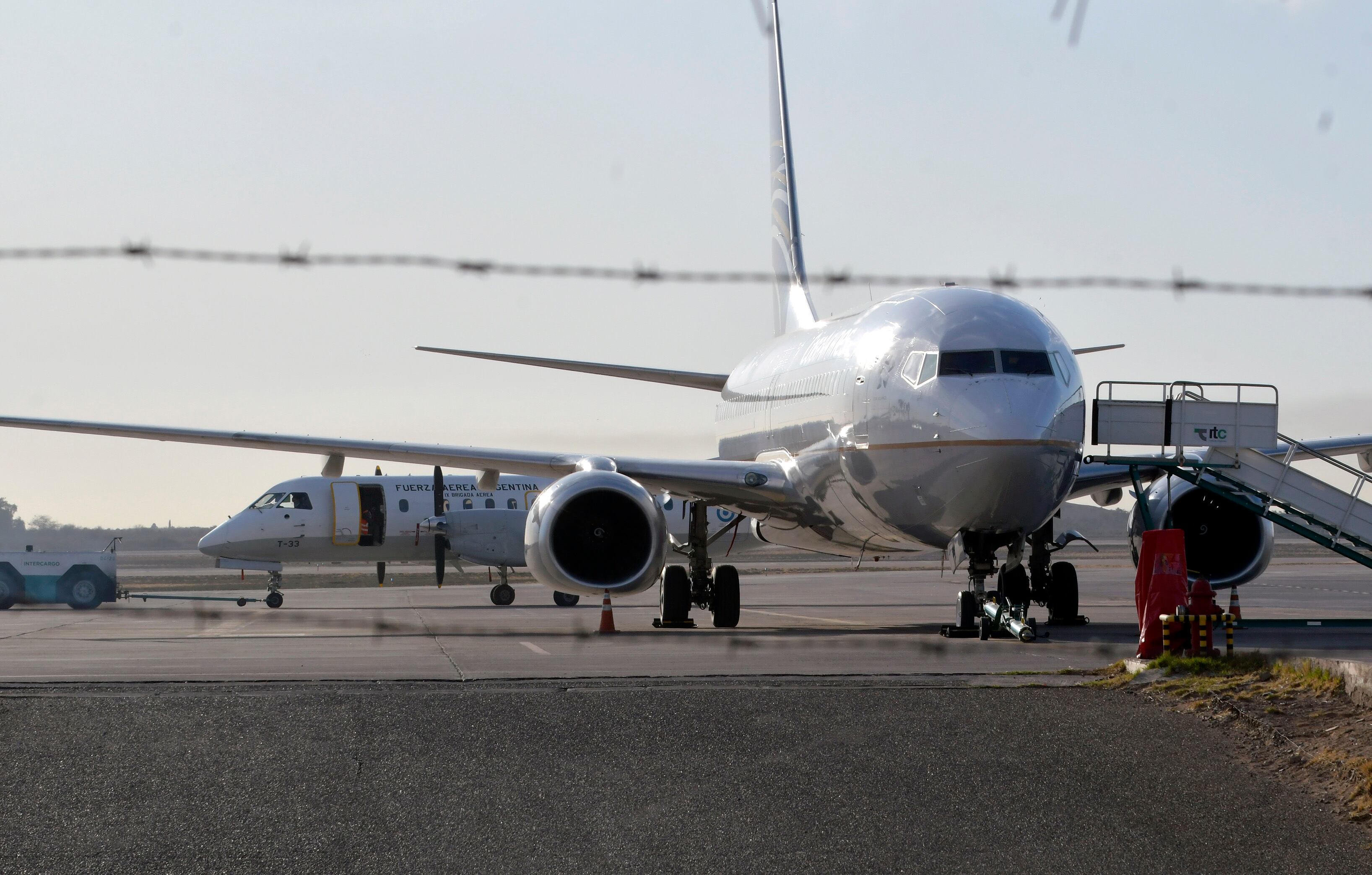 Avión en el aeropuerto internacional El Plumerillo de Mendoza. Foto: Orlando Pelichotti / Los Andes