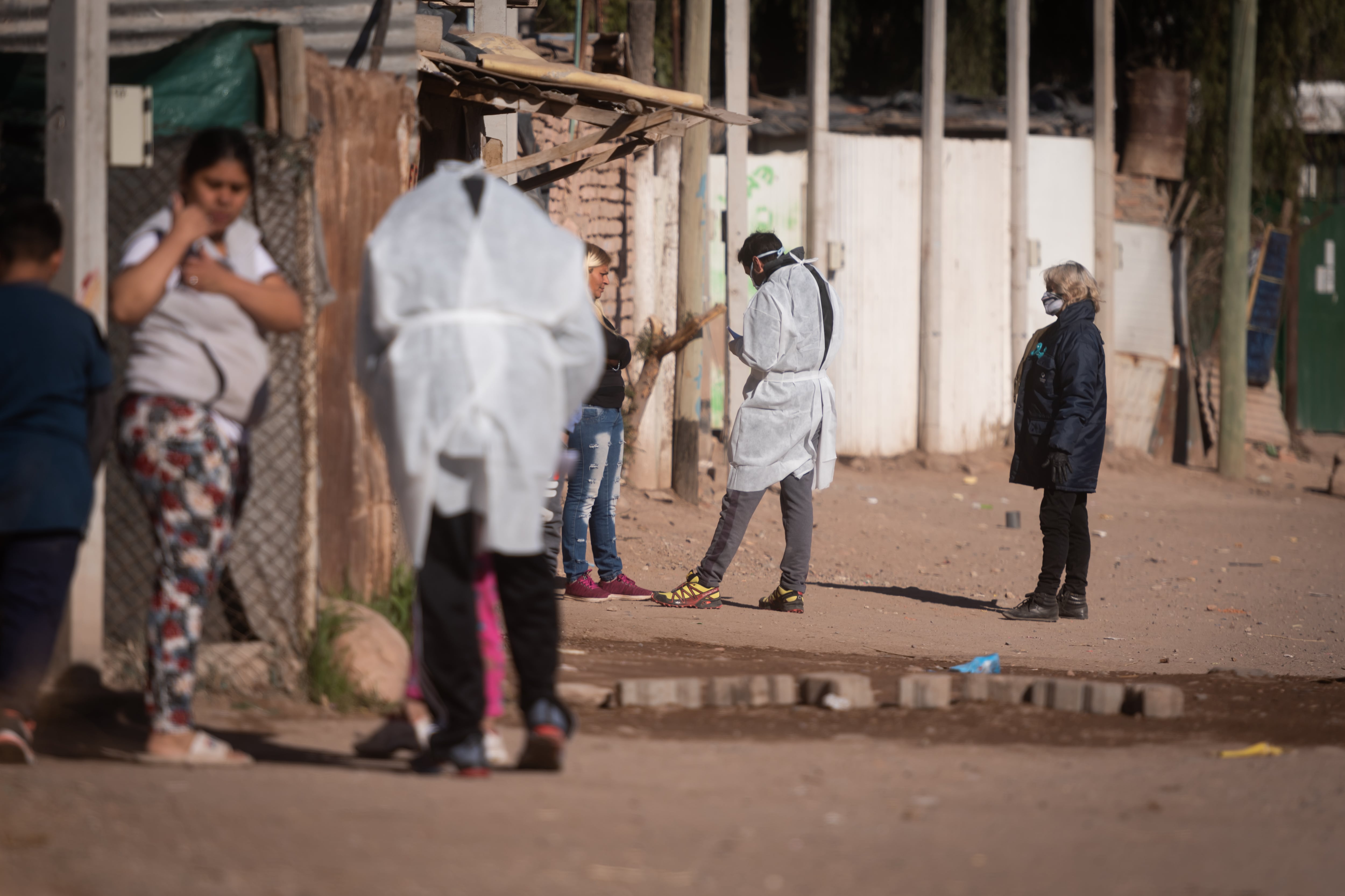 Por el aumento de casos positivos, son cada vez más intensos los operativos sanitarios en los barrios del Gran Mendoza.