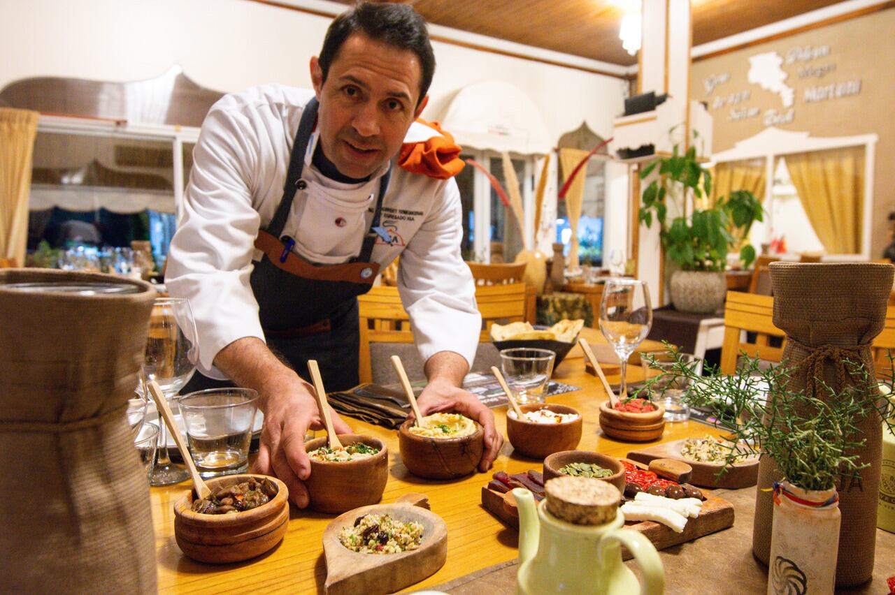 Sergio es descendiente de padres armenios, es ingeniero químico y desde hace 19 años decidió  cambiar la ciencia por la gastronomía. Ahora lleva adelante su restaurante de las comidas tipicas de sus ancestros.  
Foto: Mariana Villa / Los Andes