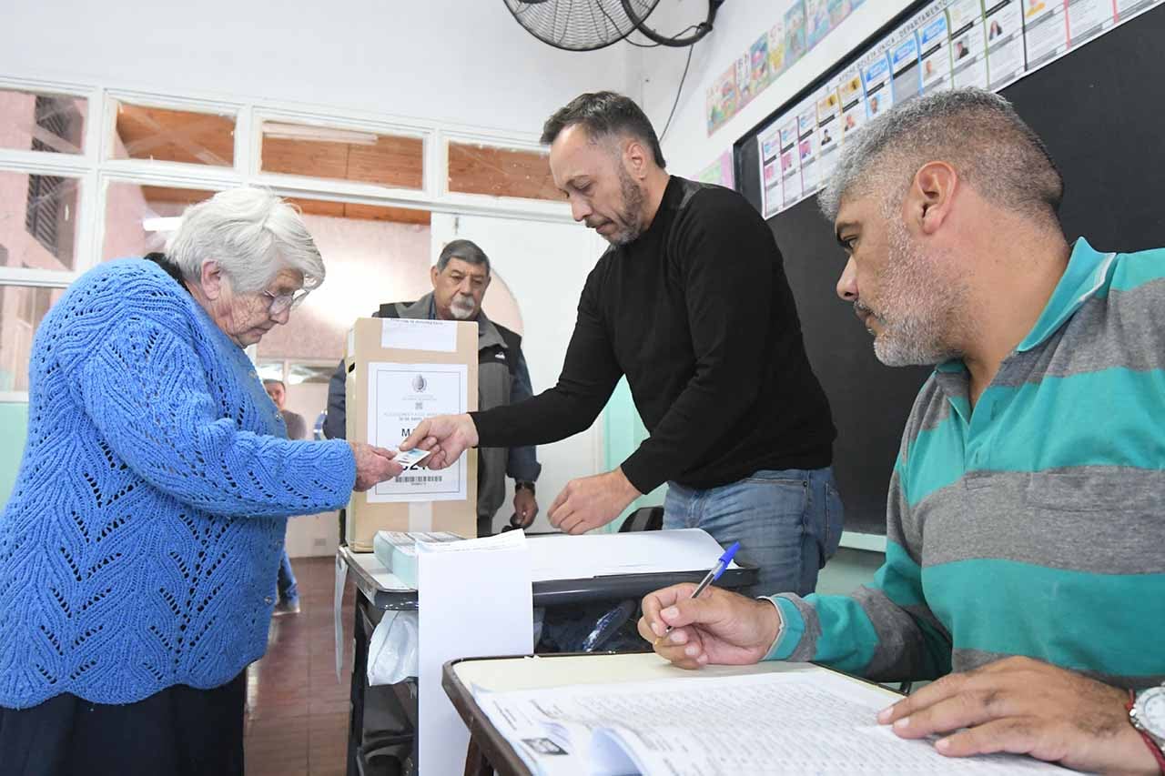 Elecciones PASO en 7 departamentos de la provincia de Mendoza.
En la escuela Celina Álvarez del departamento de Maipú, los ciudadanos ingresan a votar sin problemas, estrenando el sistema de boleta única de papel para elegir a sus candidatos.
La señora Nilda Solis de 89 años ingresa para emitir su voto
Foto:José Gutierrez / Los Andes 