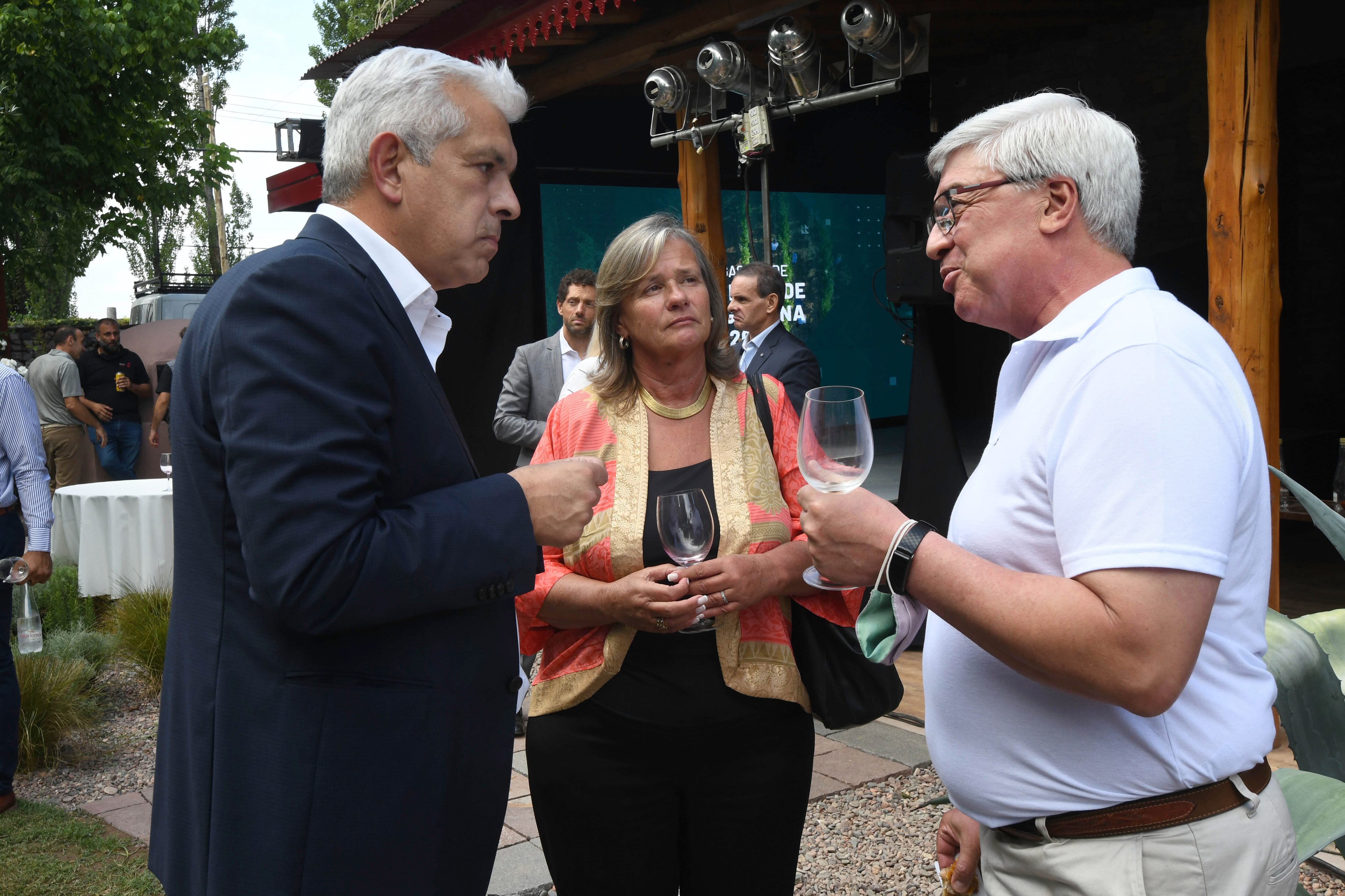 Julián Domínguez, Patricia Ortiz Presidenta de Bodegas de Argentina y Mauro Sosa del centro de viñateros y bodegueros del este. Foto: José Gutierrez / Los Andes  