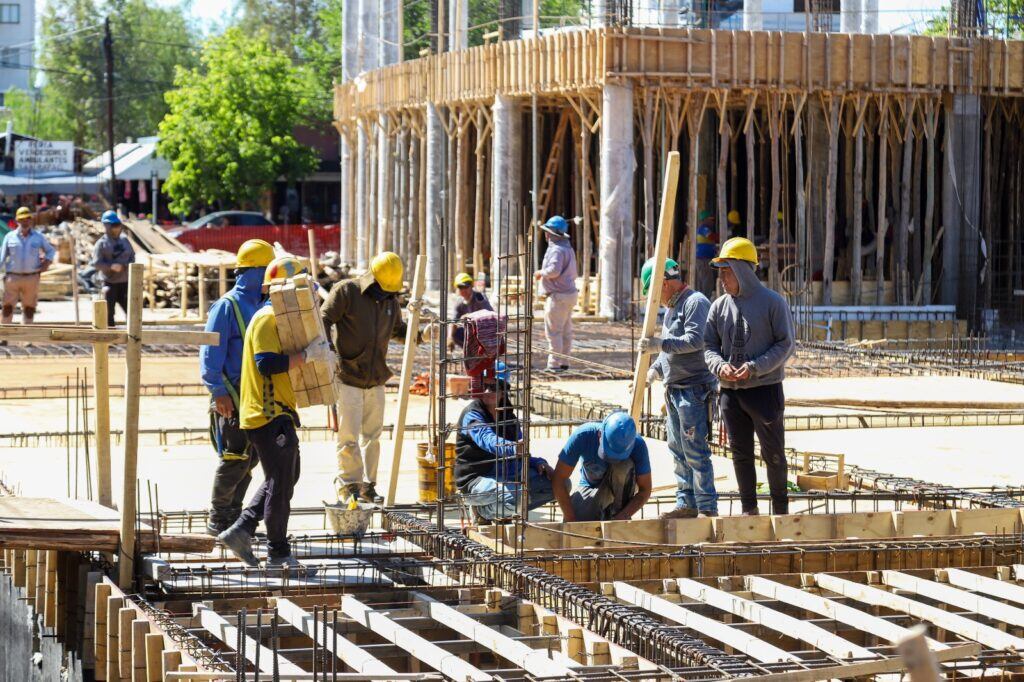 Los obreros trabajan en la loza, mientras ya se presentan avanses significativos en algunos sectores de planta baja.