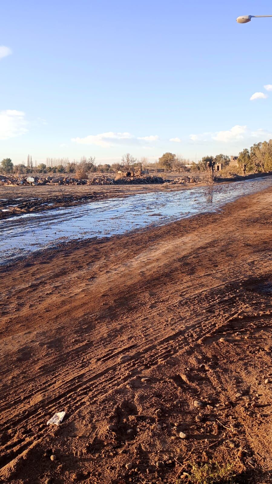 La calle que se convirtió en río: vecinos de Guaymallén tienen un lodazal en la puerta de sus casas desde hace 8 meses. Foto: Gentileza