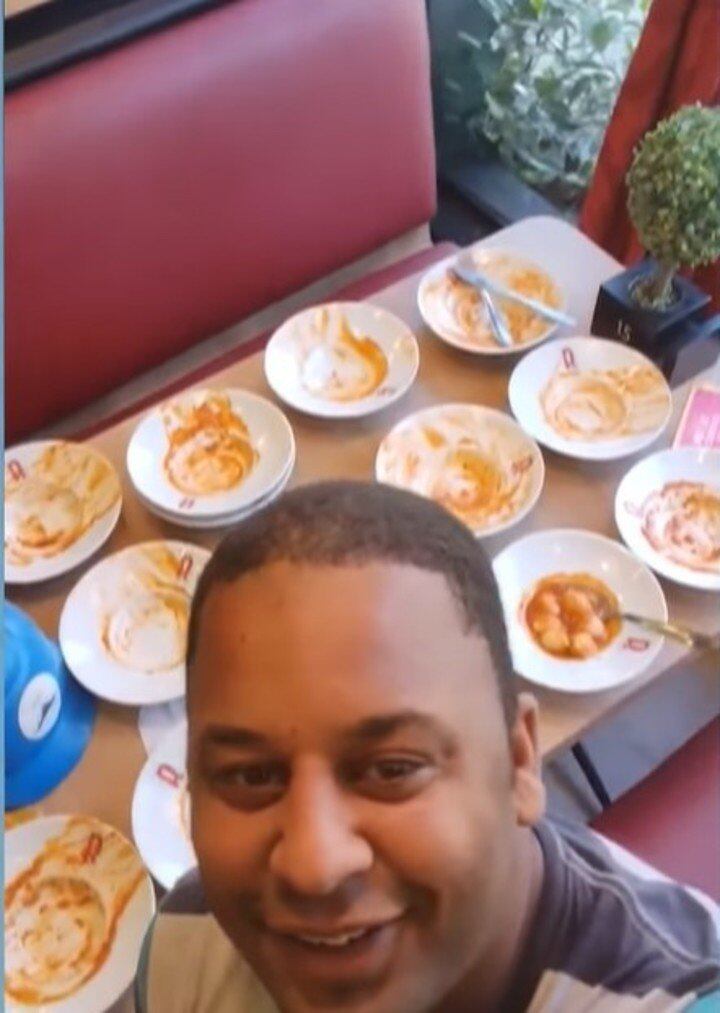 Joao junto a sus platos vacíos luego de comer.