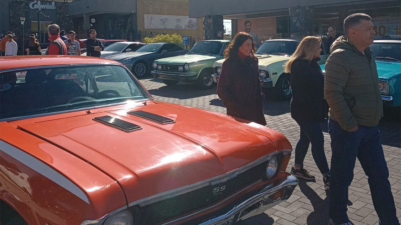 Exposición de autos antiguos en Ciudad.