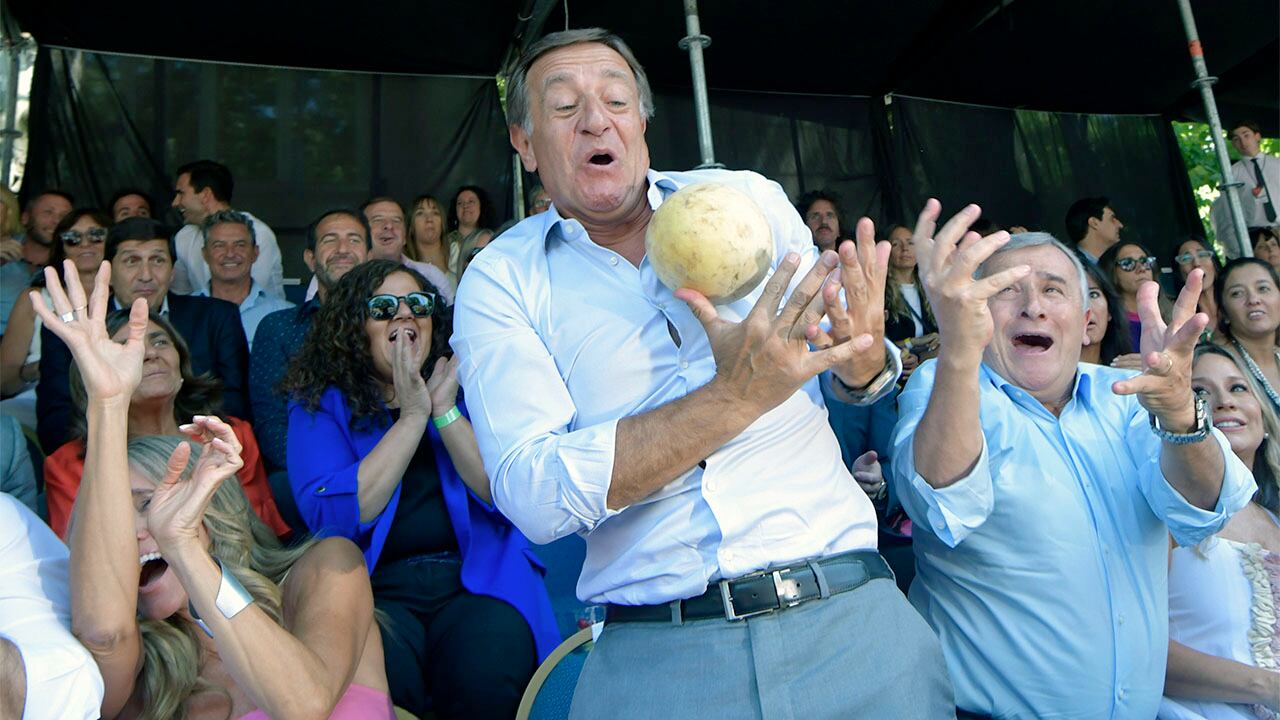 Instantánea del Carrusel de las Reinas por las calles céntricas de Mendoza. El gobernador de Mendoza, Rodolfo Suarez, recibiendo un melón. Foto: Orlando Pelichotti