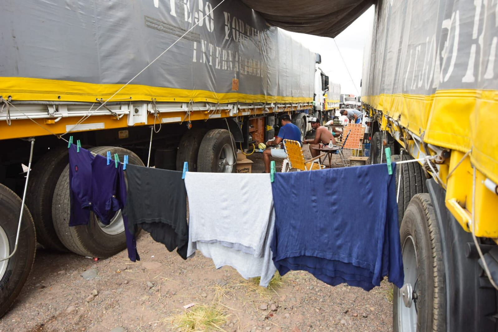 Camioneros varados en el playón de Luján. Foto: Mariana Villa / Los Andes