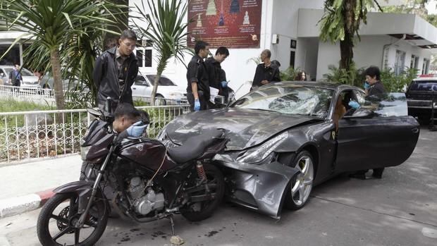 Atropelló a un policía motorizado.