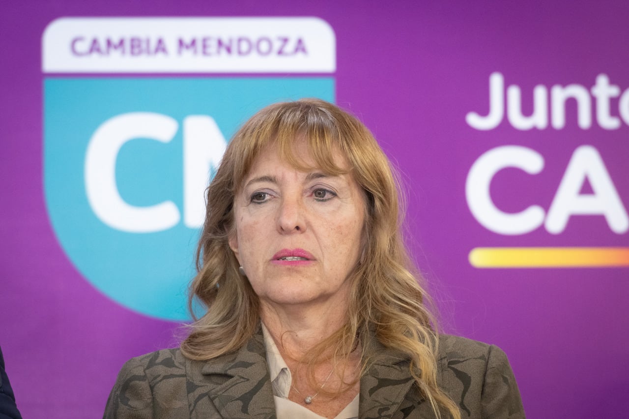 Bunker Cambia Mendoza 
El Frente Cambia Mendoza (CM) recibió este domingo un duro resultado negativo en lo que fue la elección presidencial a nivel provincial. La novedad y gran sorpresa fue Javier Milei, precandidato a presidente por La Libertad Avanza, quien ganó en Mendoza y generó dudas y una fuerte autocríticatanto en el radicalismo como en el peronismo.  
 Foto: Ignacio Blanco / Los Andes 