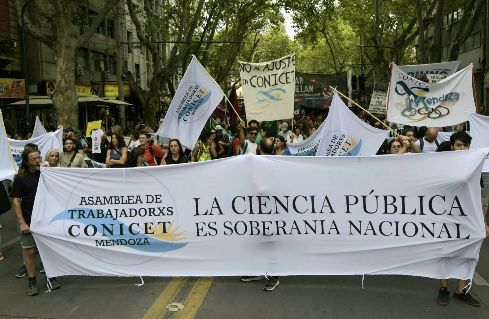 Protestas en el Carrusel 2024: Conicet, SUTE, pueblos originarios contra la minería (Orlando Pelichotti / Los Andes)