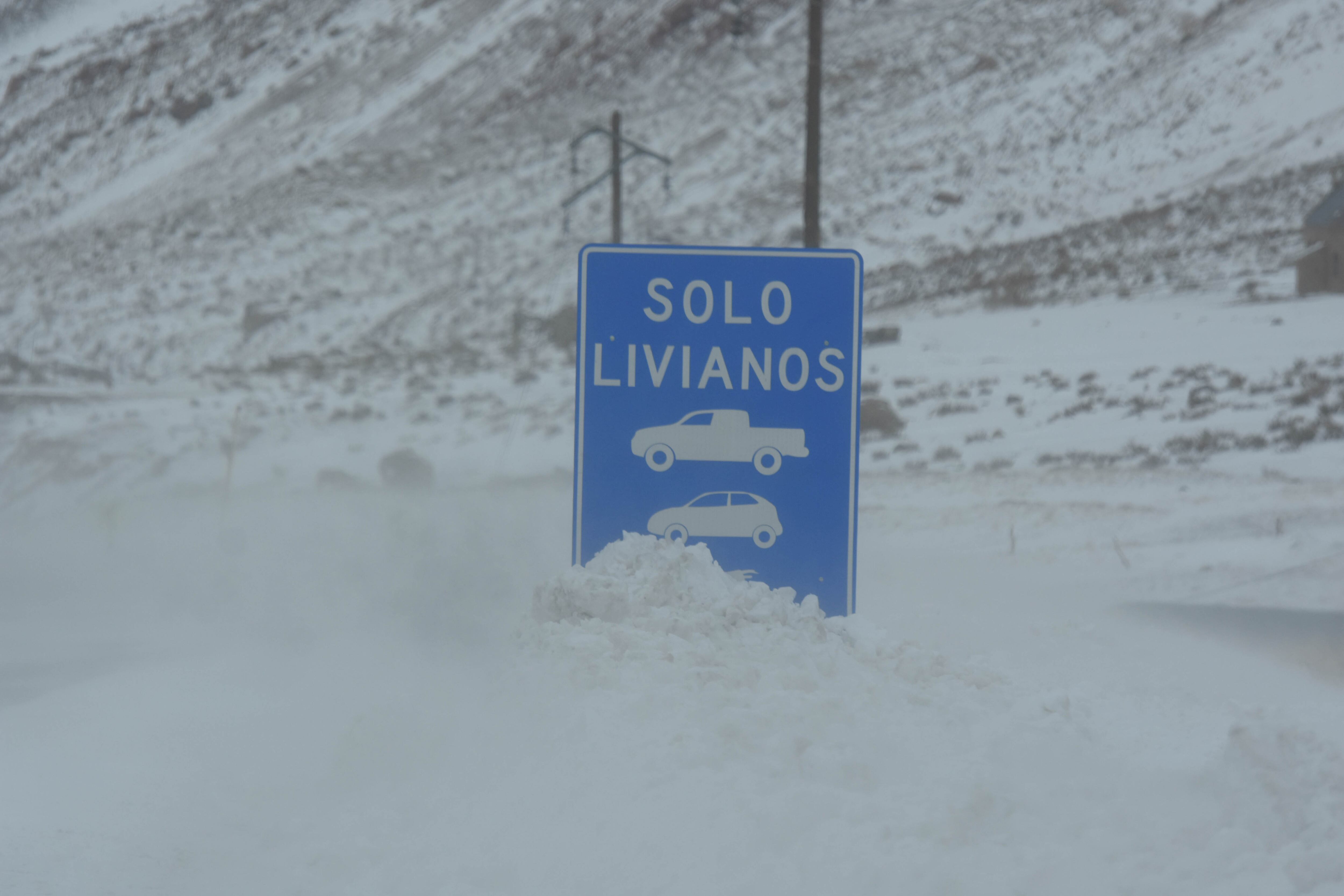 Luego de un invierno seco, la nieve llegó a la Alta Montaña y los mendocinos y turistas aprovecharon el domingo para disfrutar del paisaje y sus atractivos.